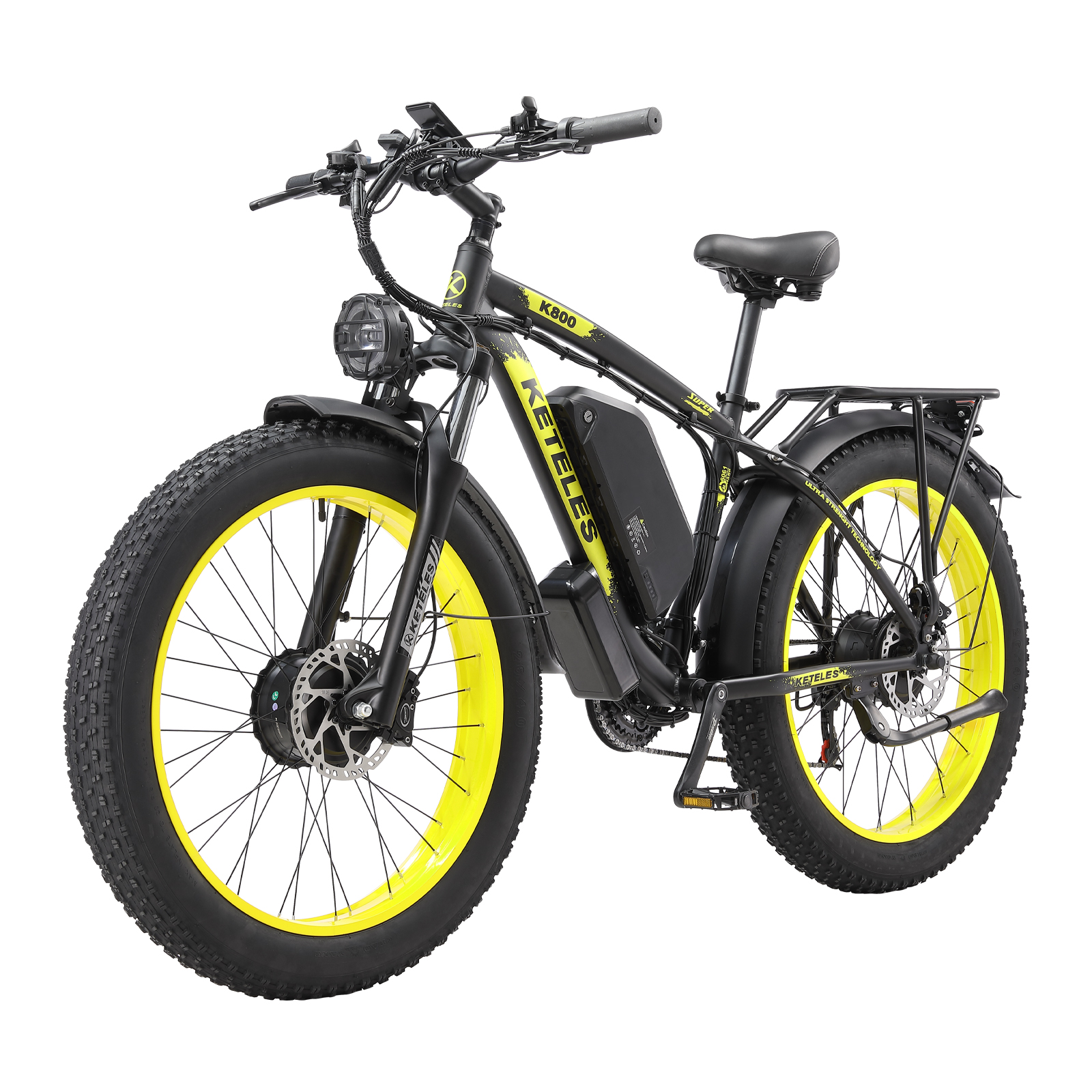 Czarny rower elektryczny fat bike z żółtymi obręczami i żółtymi akcentami. Posiada reflektor, pakiet baterii i bagażnik.