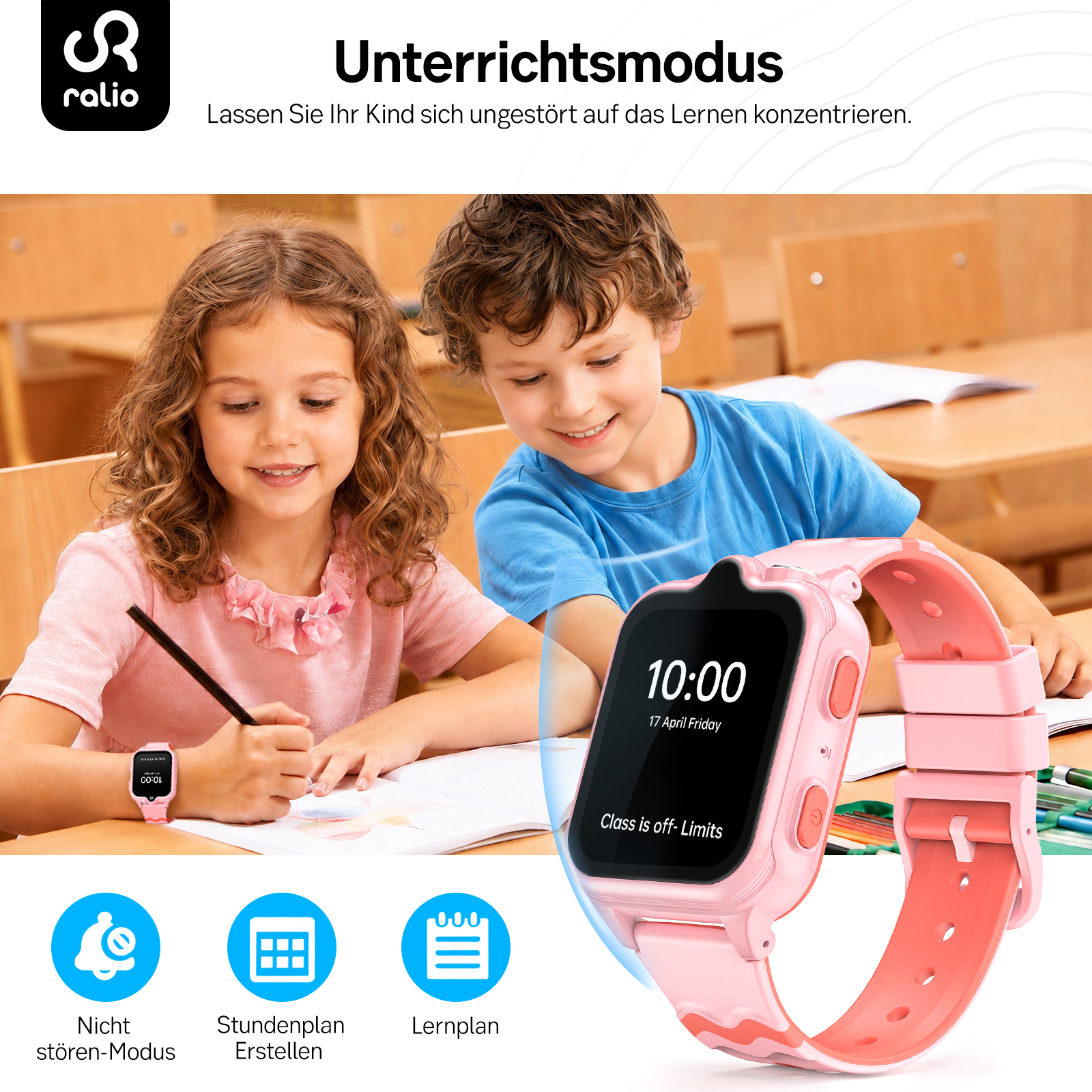 Zwei Kinder sitzen am Tisch, ein Mädchen schreibt, ein Junge schaut zu. Eine Smartwatch liegt daneben.