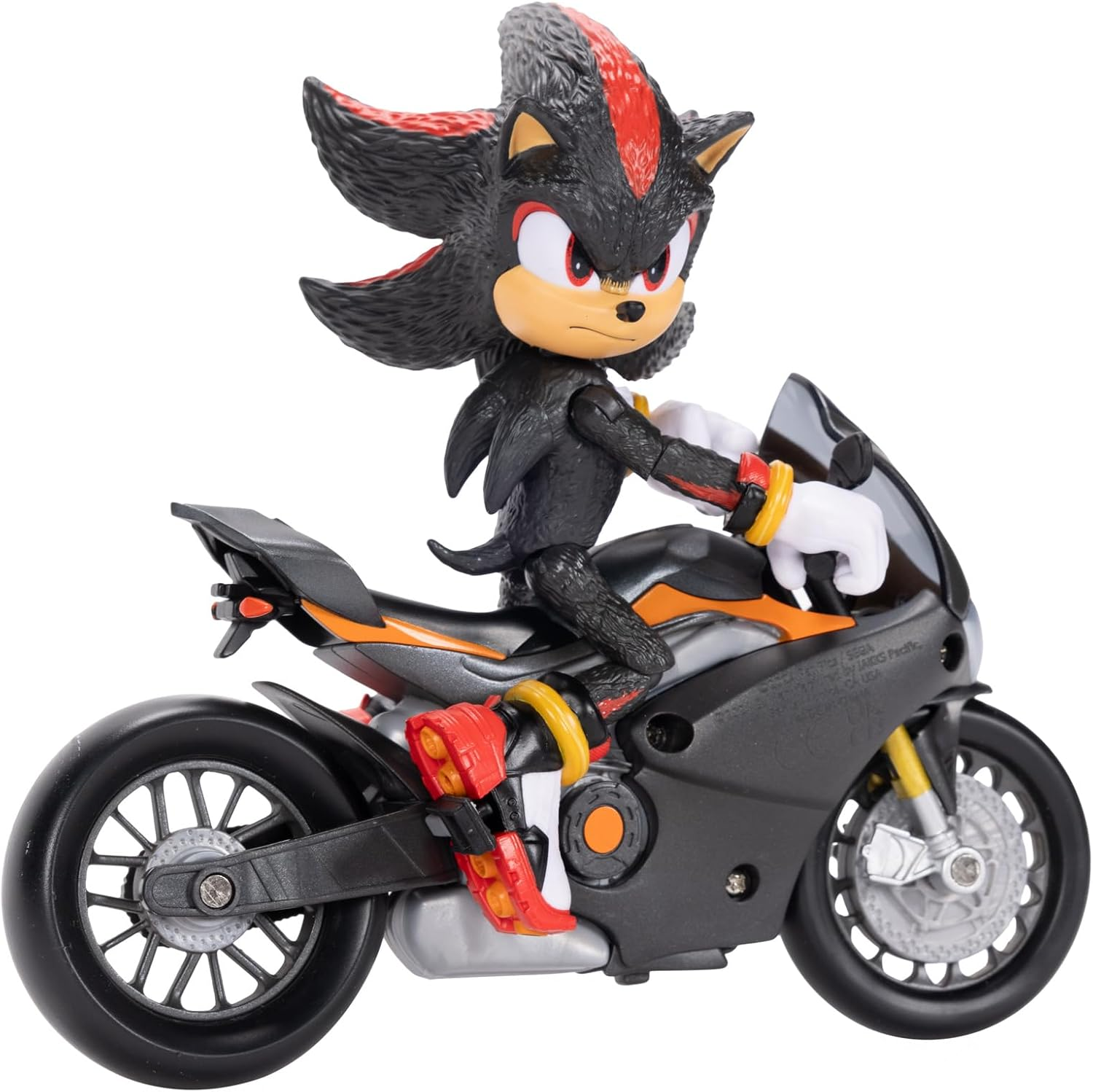 Shadow the Hedgehog monta una motocicleta negra y naranja. Guantes blancos.