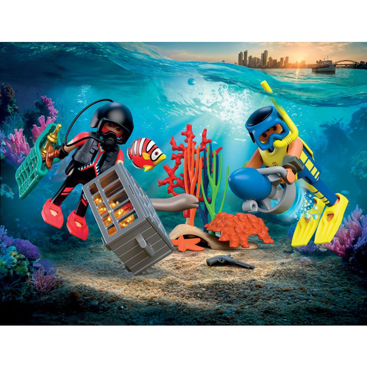 Dos buzos exploran un cofre del tesoro en el lecho marino con coral y un pez.