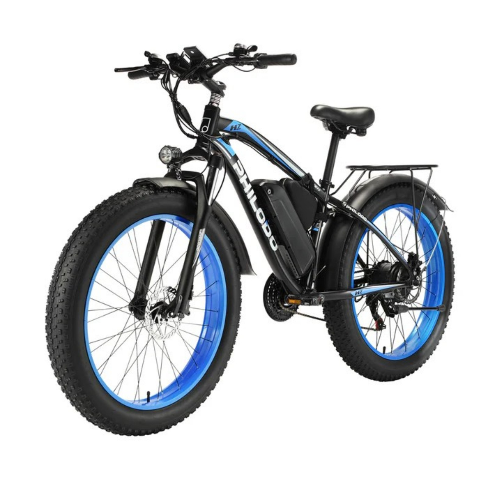 Czarny rower elektryczny typu fat bike z niebieskimi obręczami i bagażnikiem.