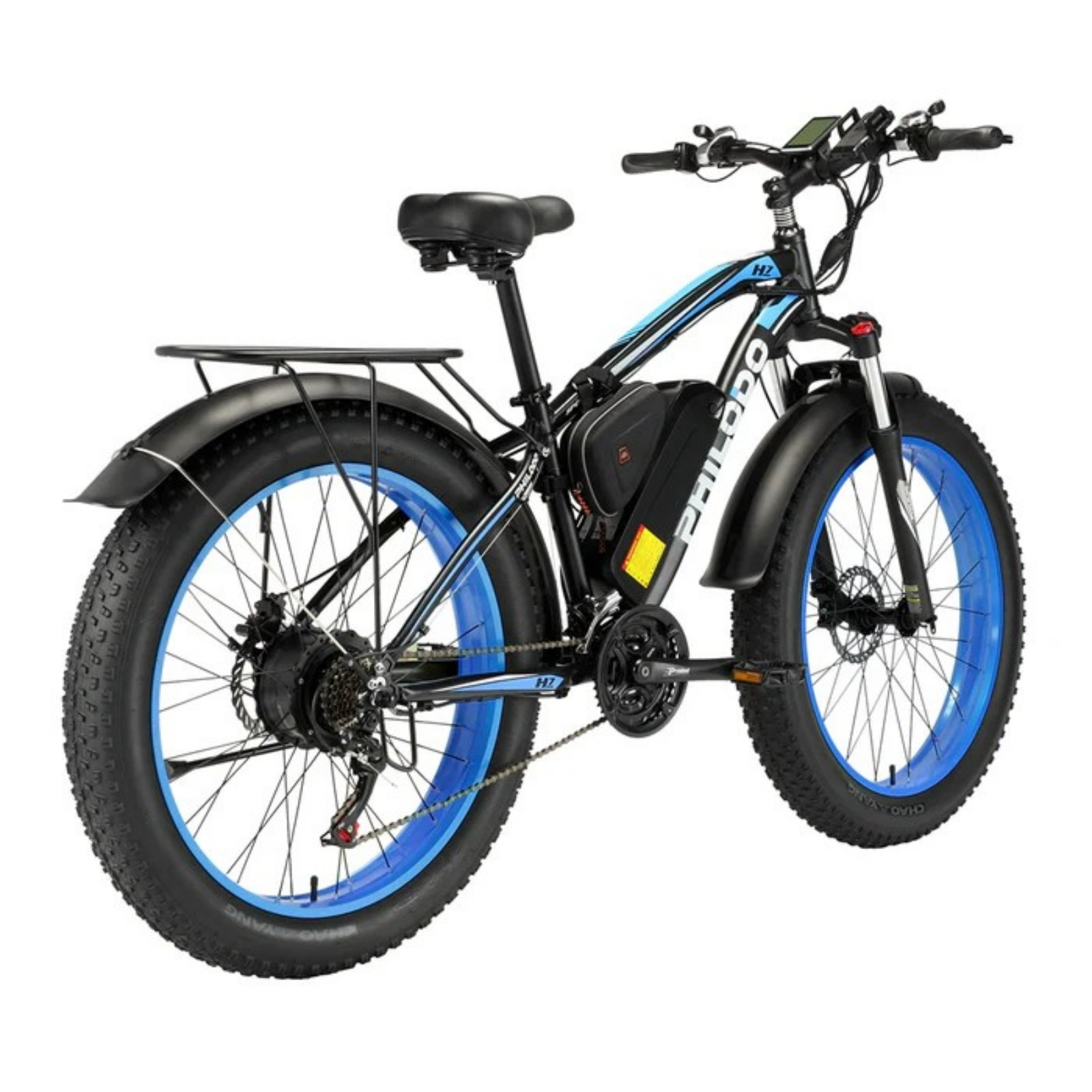 Czarny rower elektryczny typu fat bike z niebieskimi obręczami i bagażnikiem.
