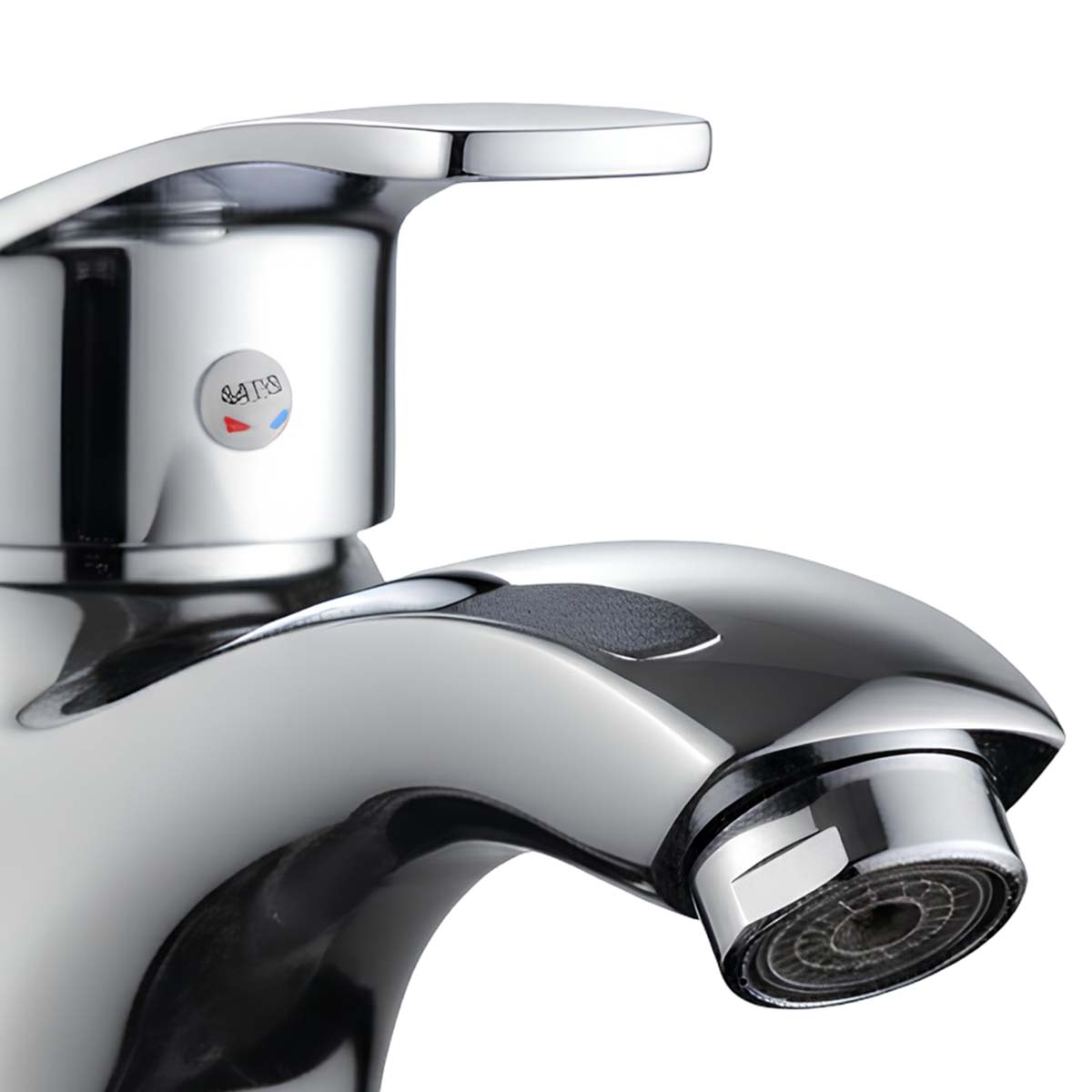 Ein glänzender Chromwasserhahn mit Hebelgriff und Rot-Blau-Anzeige.