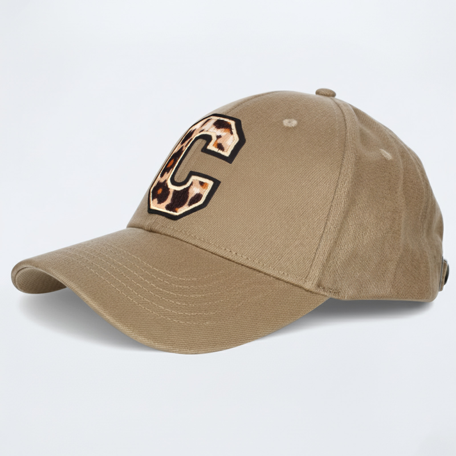 Eine beige Kappe mit einem Leopardenmuster-„C“-Aufnäher und Nähten.