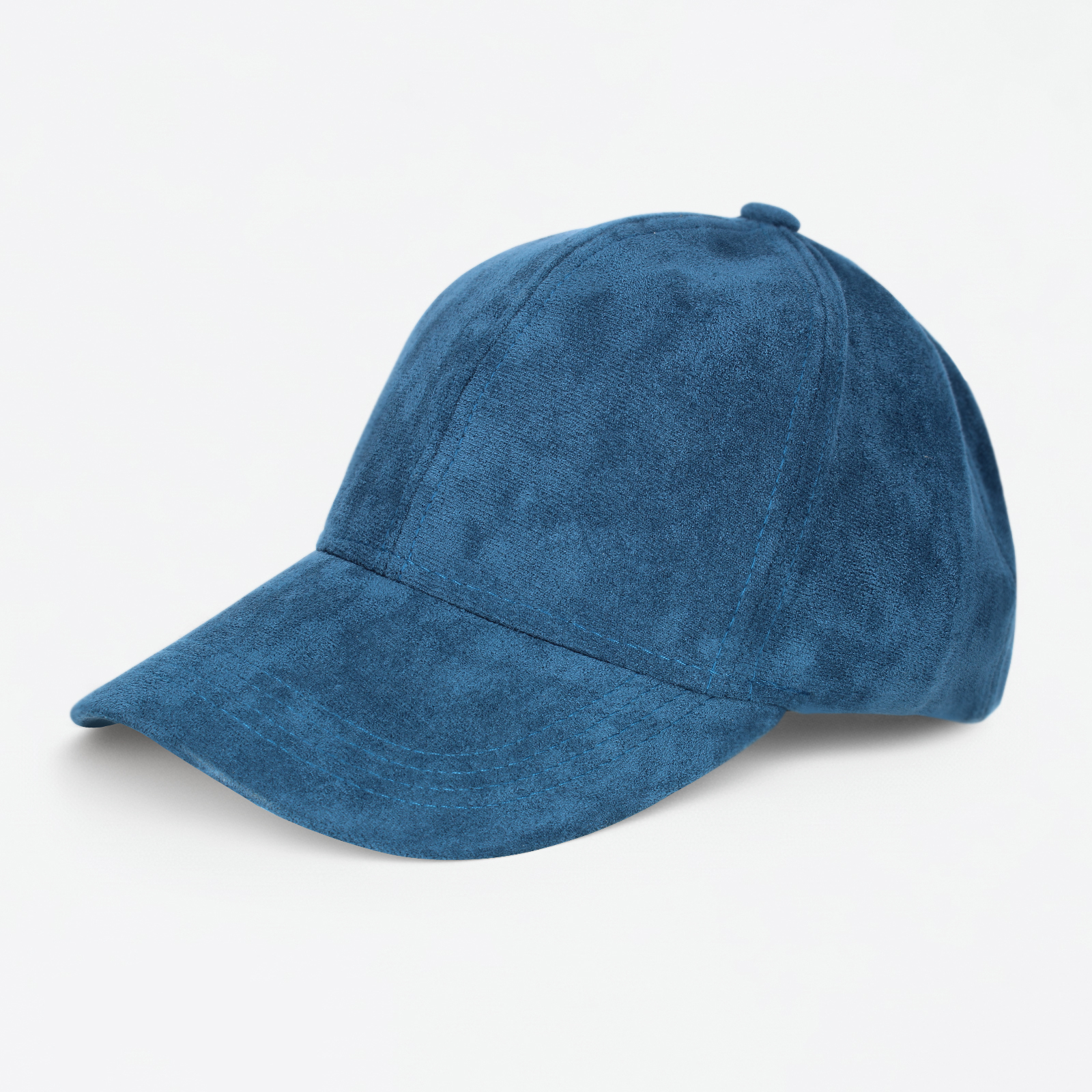 Eine blaue Baseballkappe aus Wildleder mit Nähten und einem Schirm.