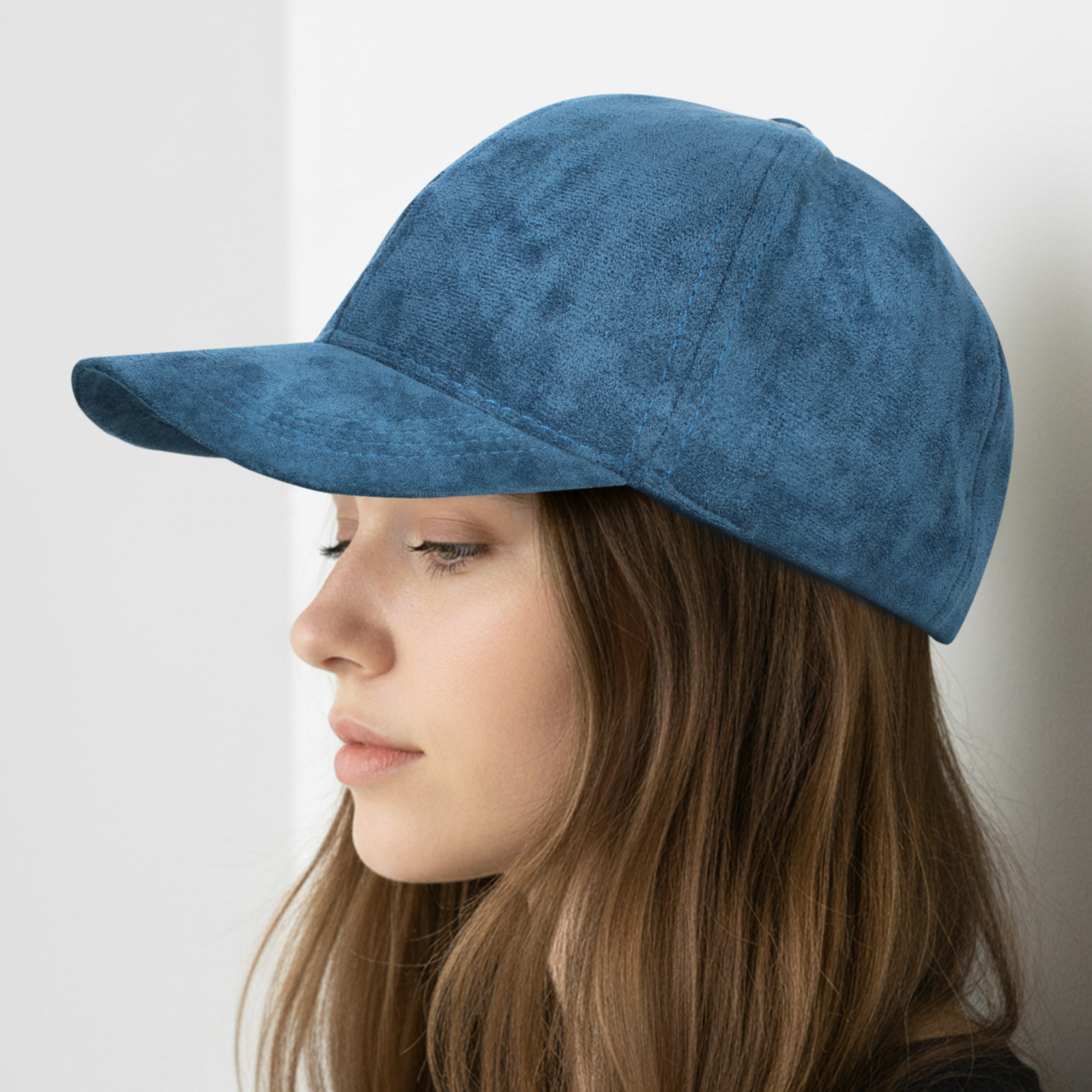 Ein junges Mädchen mit einem blauen Hut, von der Seite gesehen.