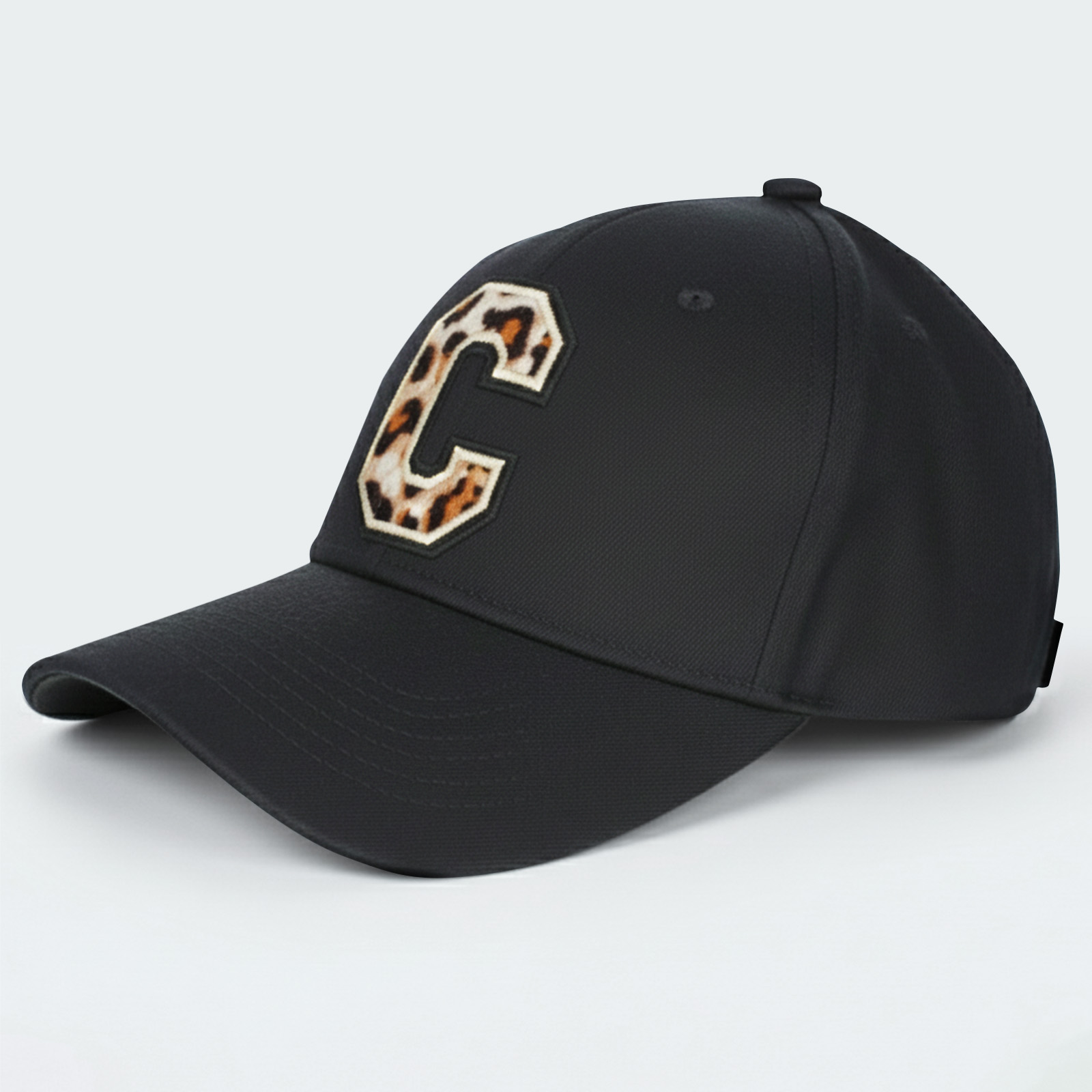 Schwarze Kappe mit Leopardenmuster-Aufnäher im Buchstaben C.