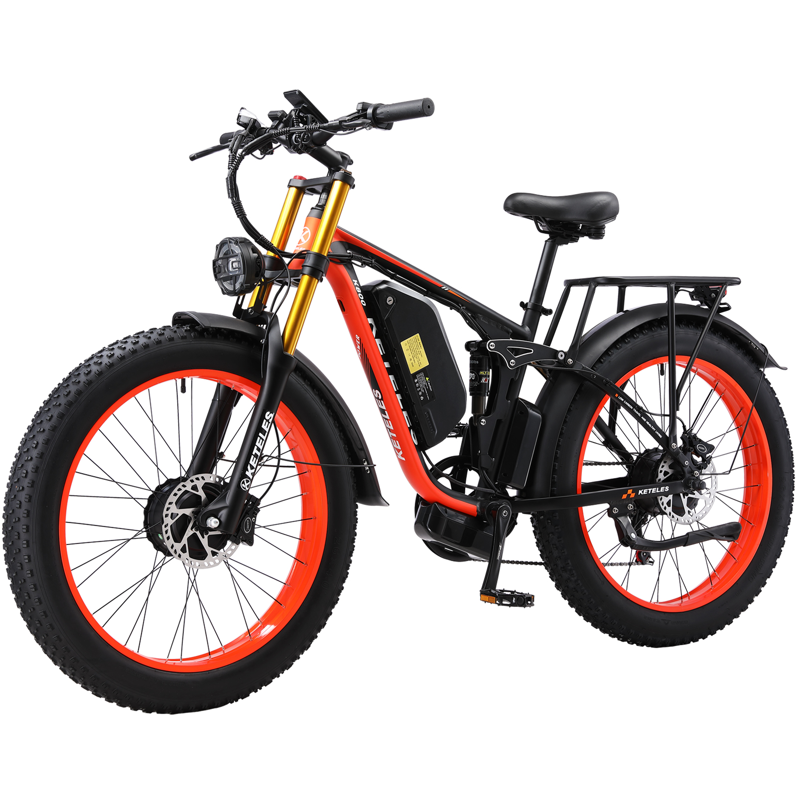 Czerwono-czarny elektryczny rower fat bike z pomarańczowymi obręczami na białym tle.