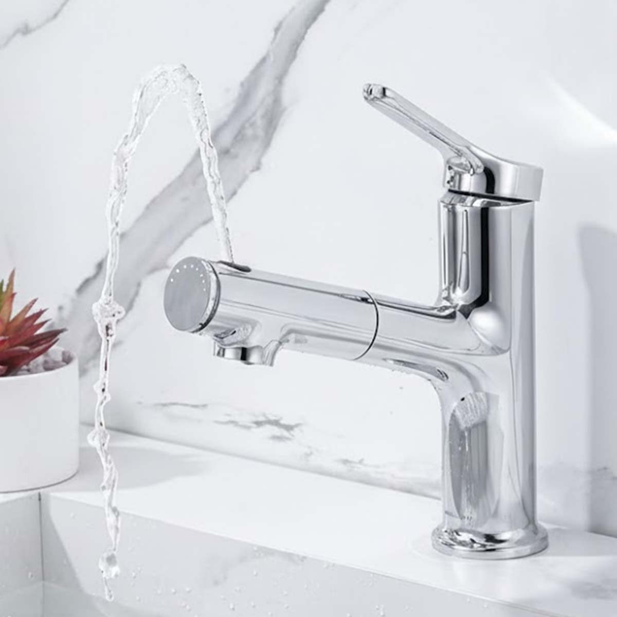 Chromarmatur mit auslaufendem Wasser vor Marmor-Hintergrund.