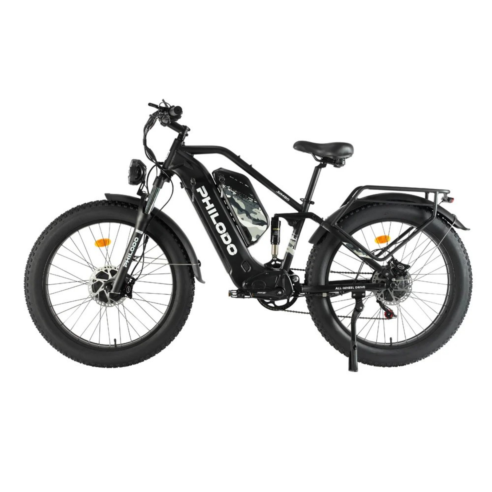Czarny rower elektryczny fatbike z baterią w kamuflażu na białym tle.