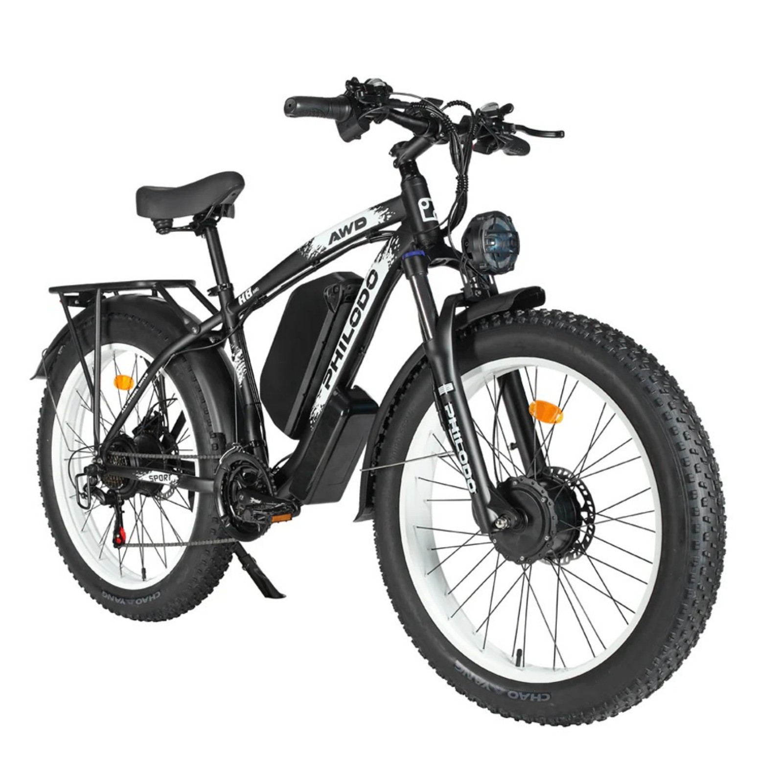 Czarny rower elektryczny typu fat bike z bagażnikiem i światłem.