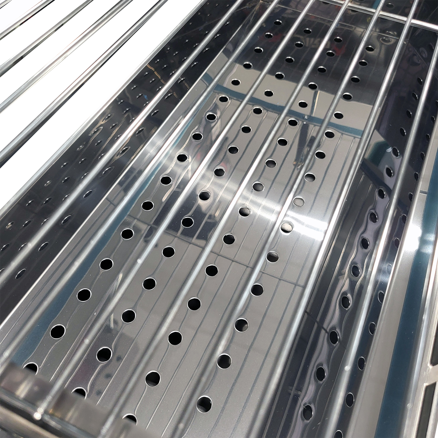 Nahaufnahme eines Metallgitters mit vielen kleinen runden Löchern.