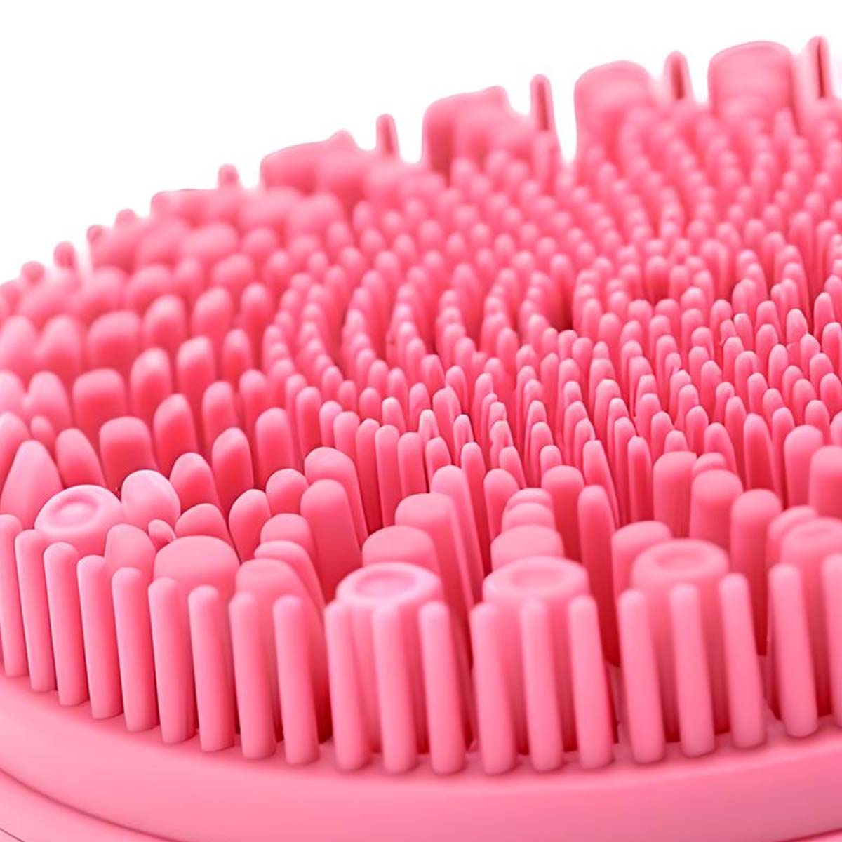 Nahaufnahme einer rosa Silikon-Bürste mit vielen kleinen Borsten.