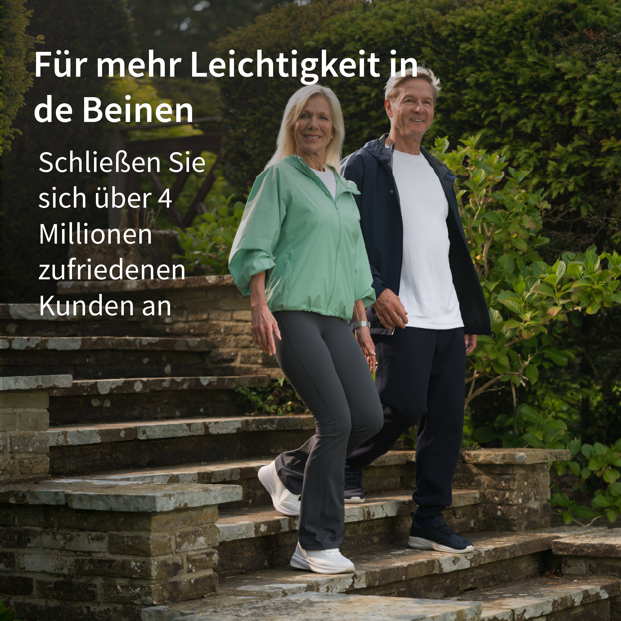 Ein älteres Paar geht eine Steintreppe hinunter, umgeben von Grün.
