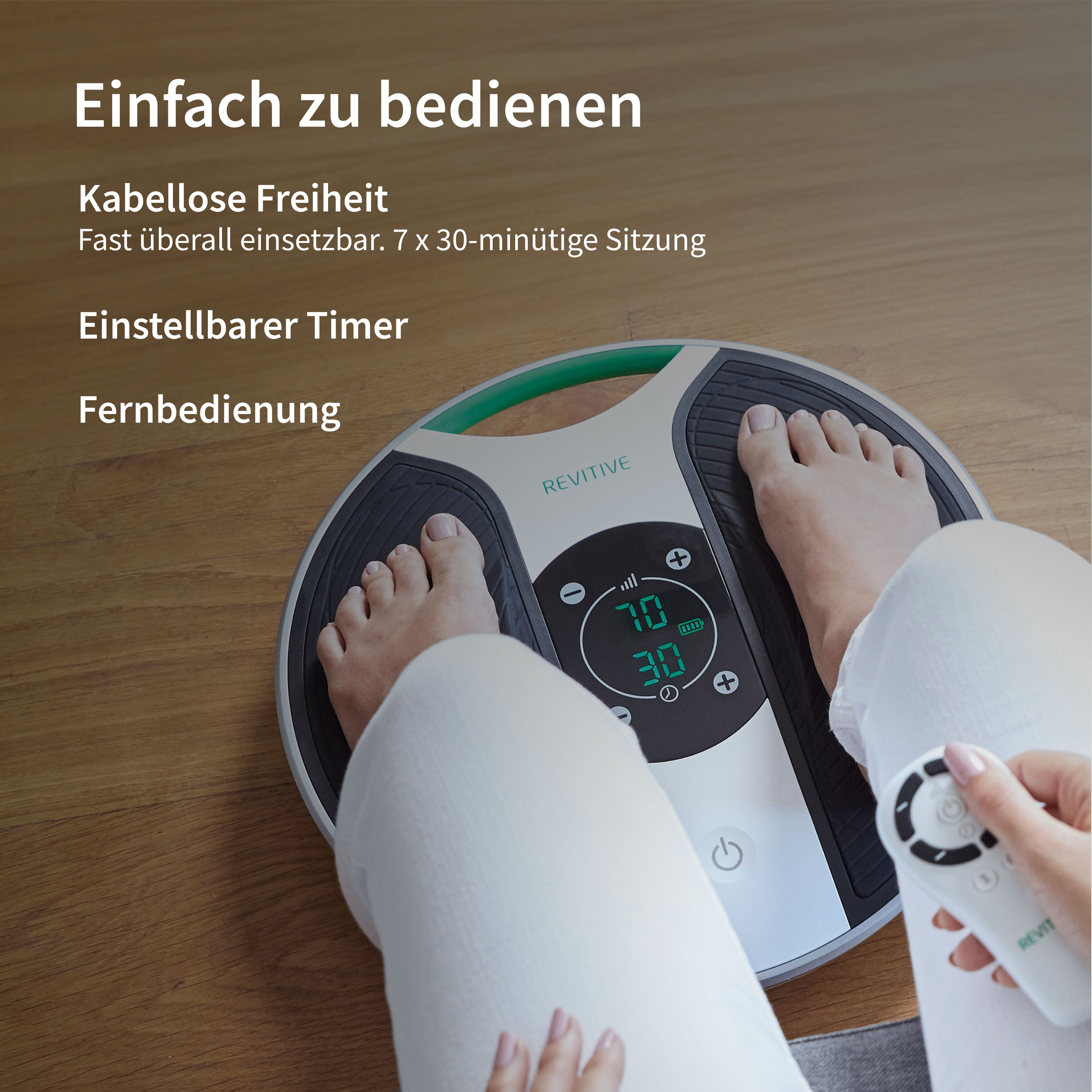 Füße auf einem REVITIVE Gerät, das mit Fernbedienung bedient wird.