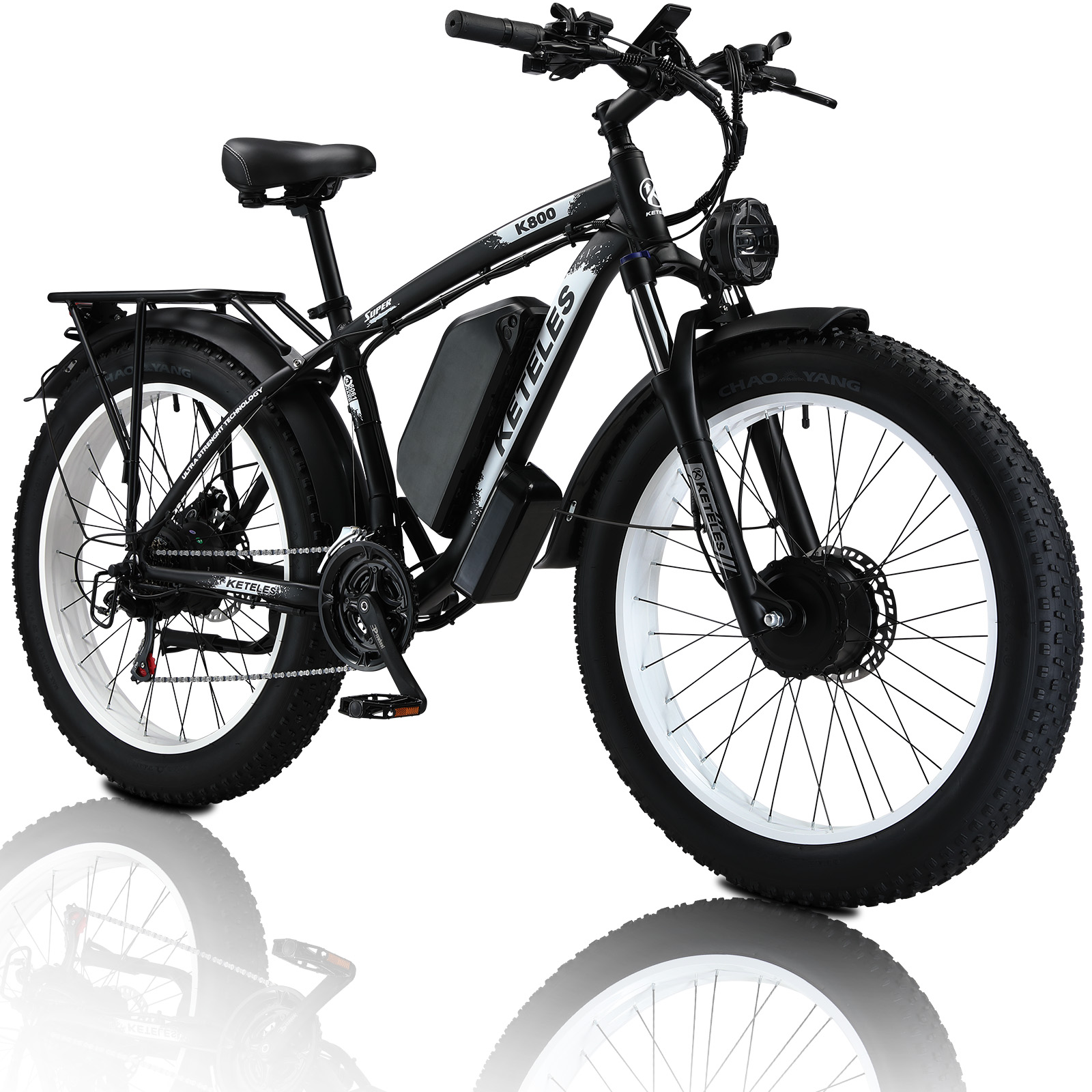 Czarny rower elektryczny fatbike z amortyzatorem, bagażnikiem i baterią.