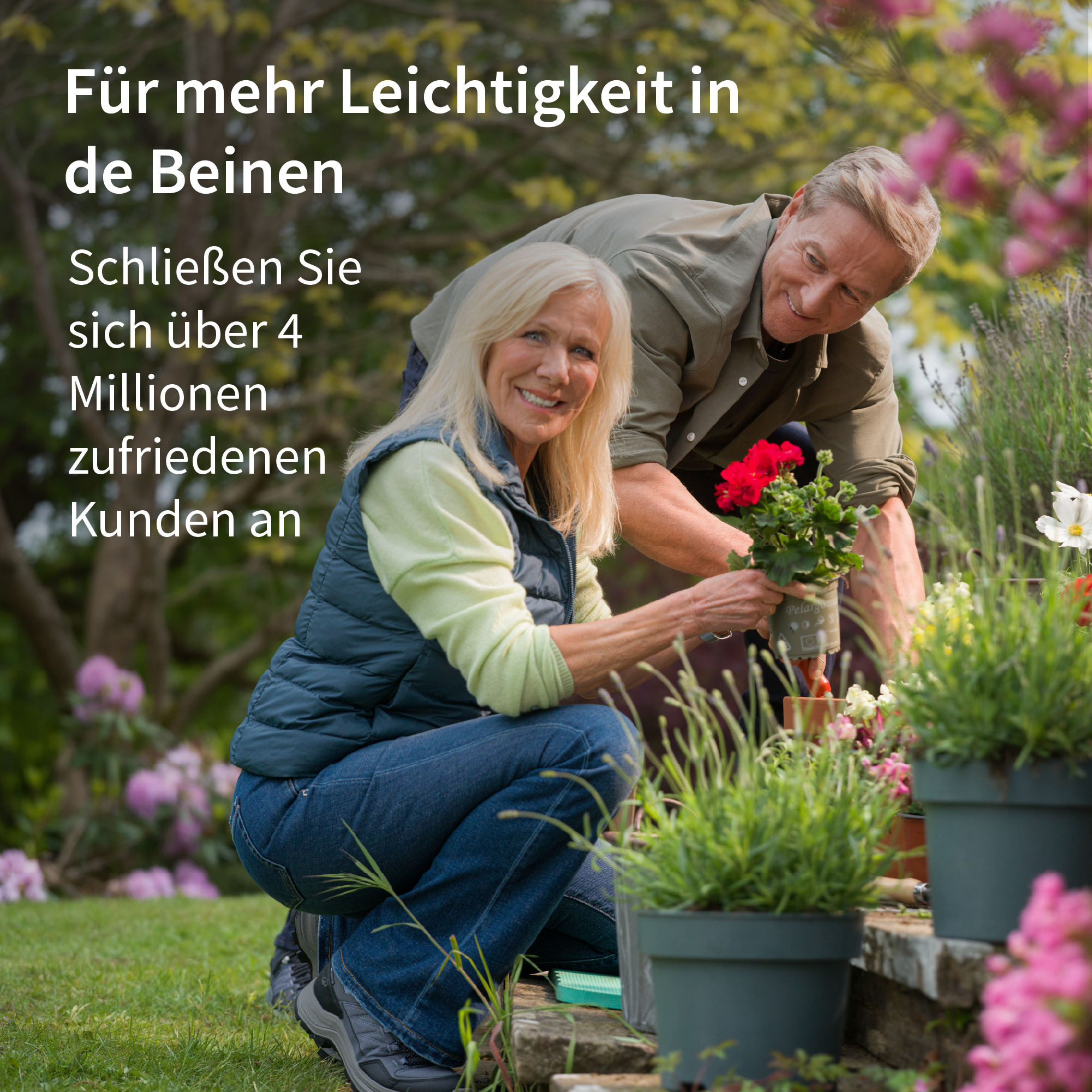 Ein älteres Paar gärtnert im Freien. Der Mann hält eine rote Blume.