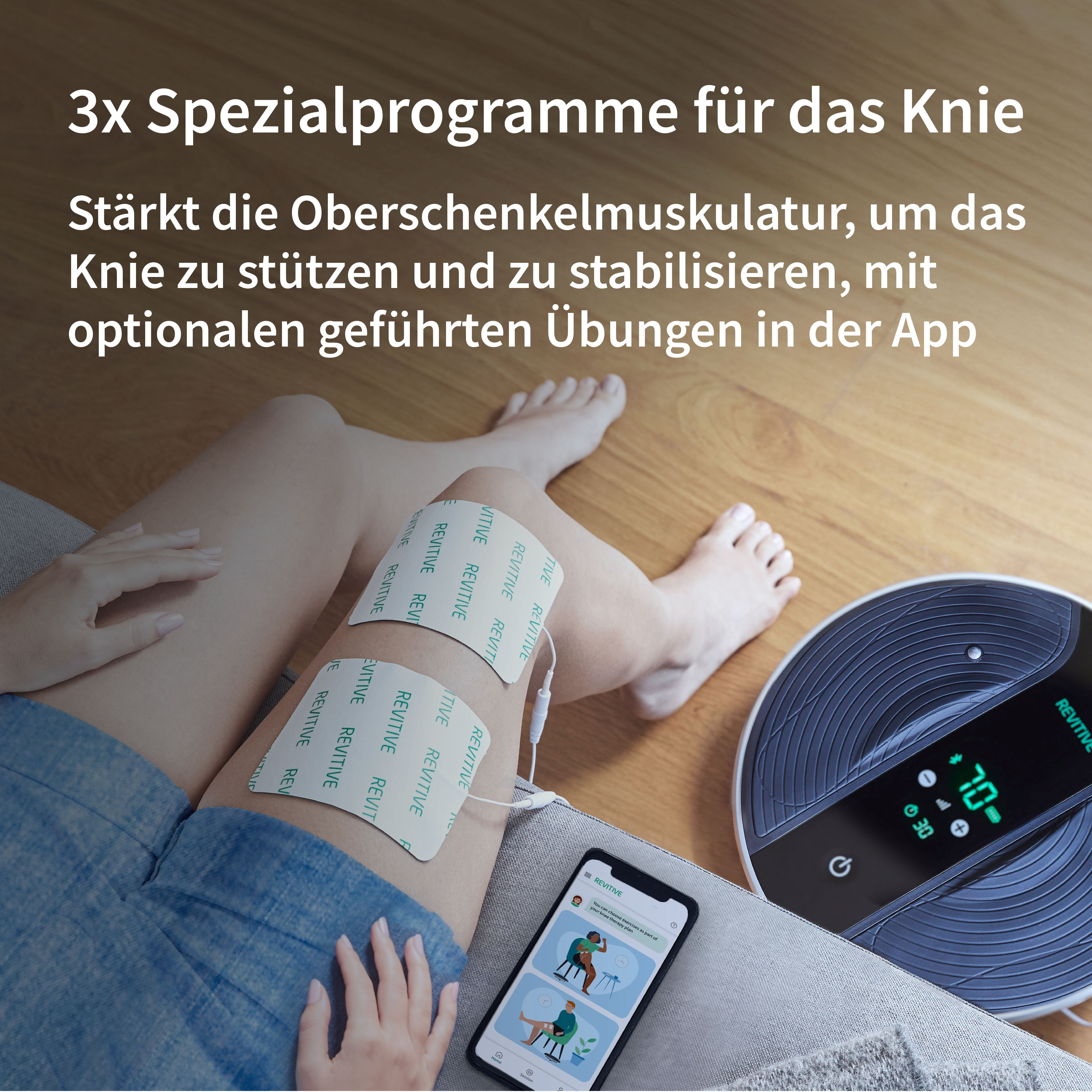 Person mit EMS-Pads am Bein, Smartphone und Gerät