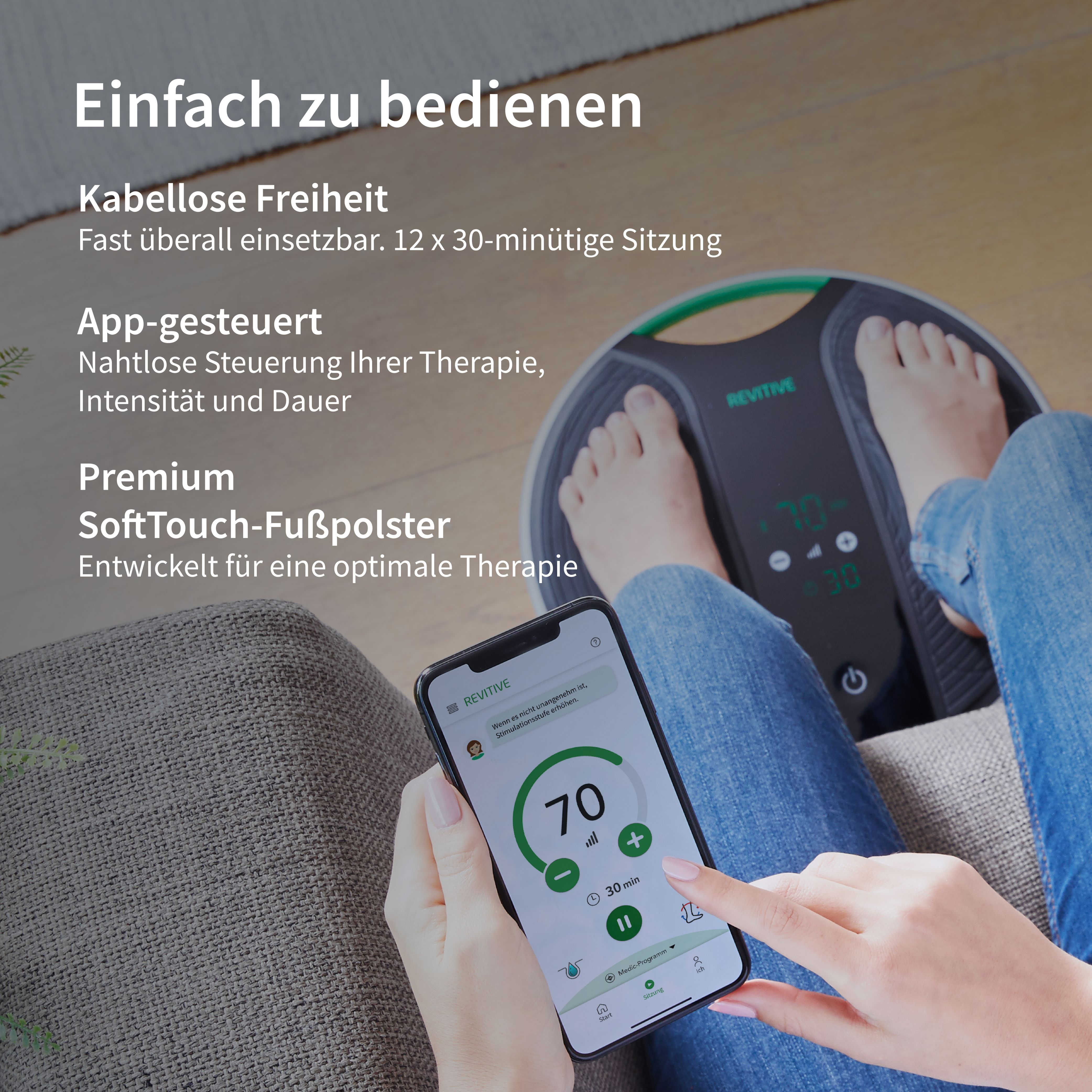 Person steuert Revitive Fußmassagegerät per Handy, Füße auf dem Gerät.