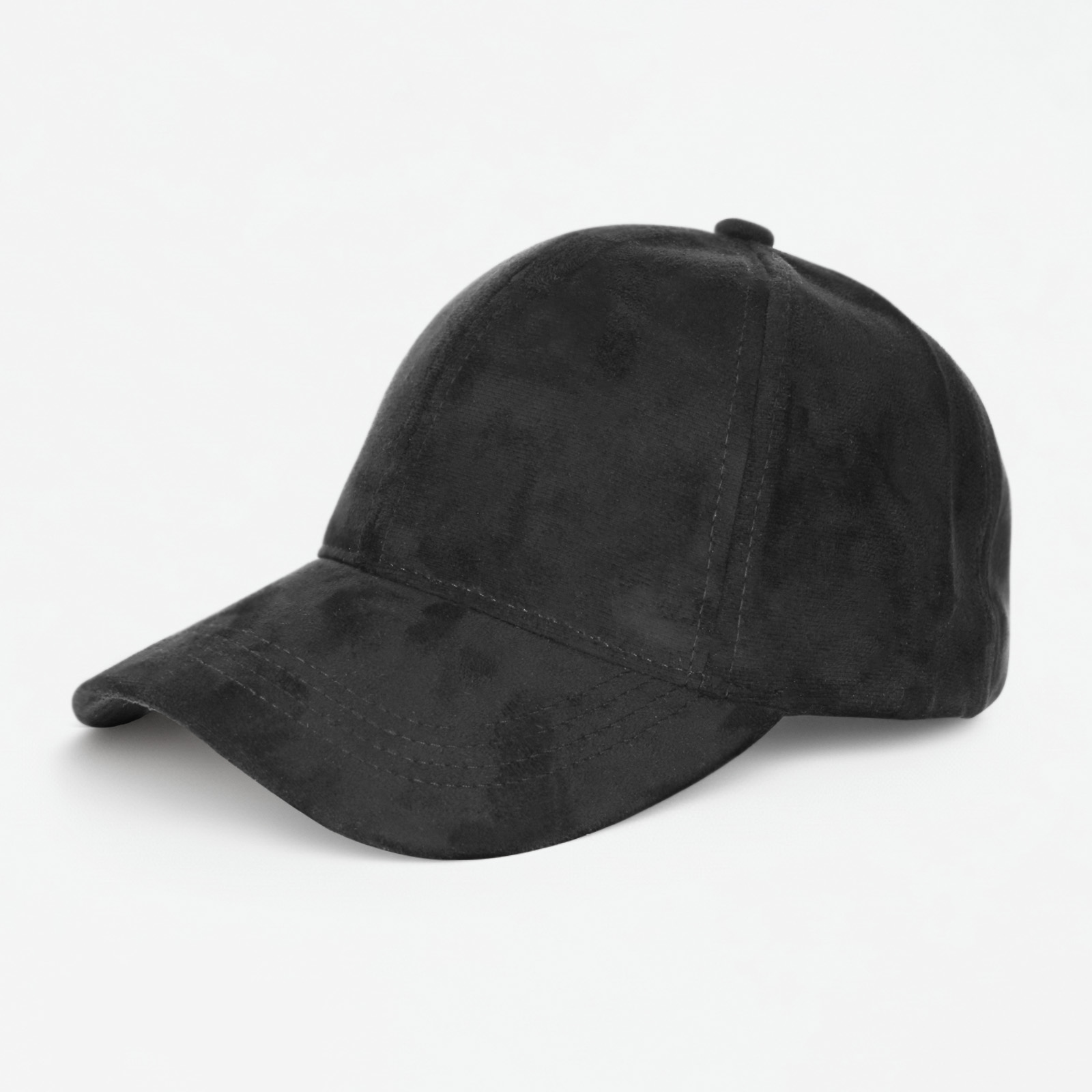 Eine schwarze Baseballkappe aus Wildleder mit Nähten. Auf weißem Hintergrund.