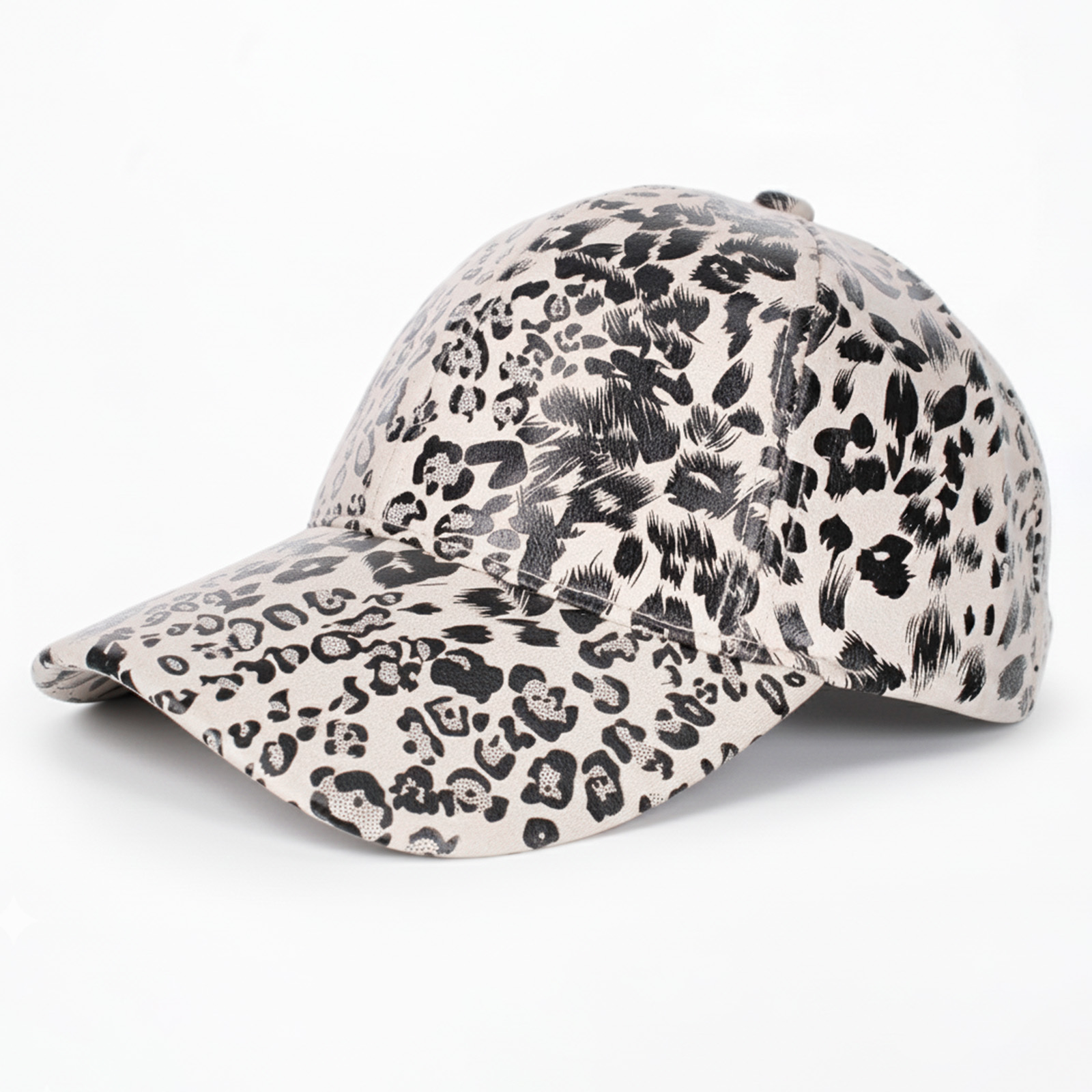 Eine Baseballkappe mit Leopardenmuster in Schwarz und Weiß.