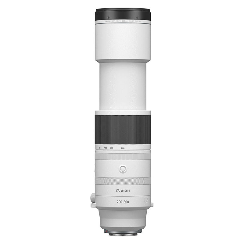 Un obiettivo Canon RF 200-800mm bianco con anello nero e marcature zoom.