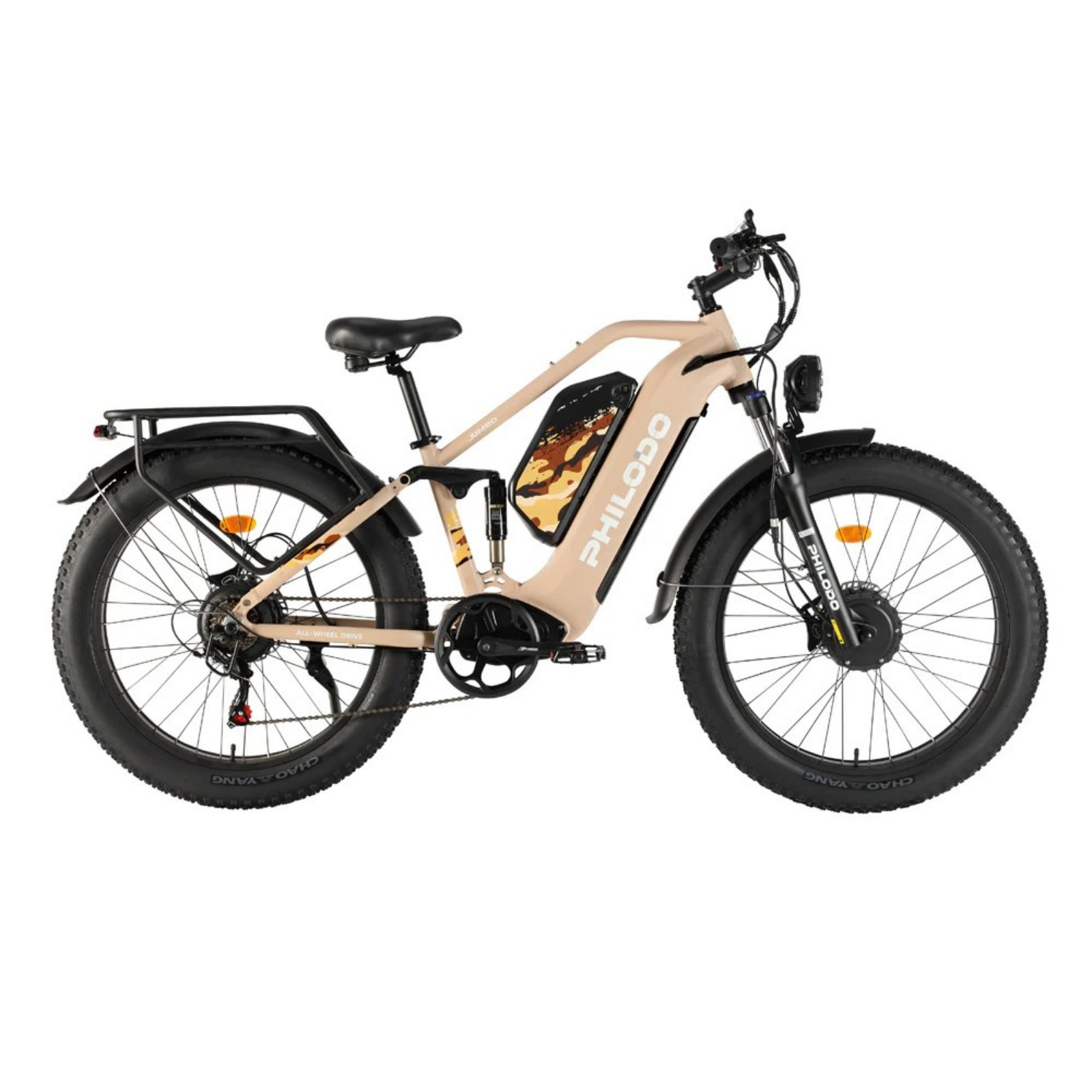Piaskowy rower elektryczny typu fatbike z bagażnikiem i baterią w kamuflażu.