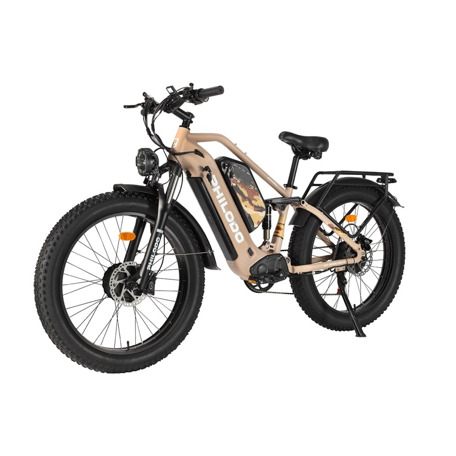 Piaskowy rower elektryczny fatbike z czarnym siodłem, bagażnikiem i błotnikami, na białym tle.