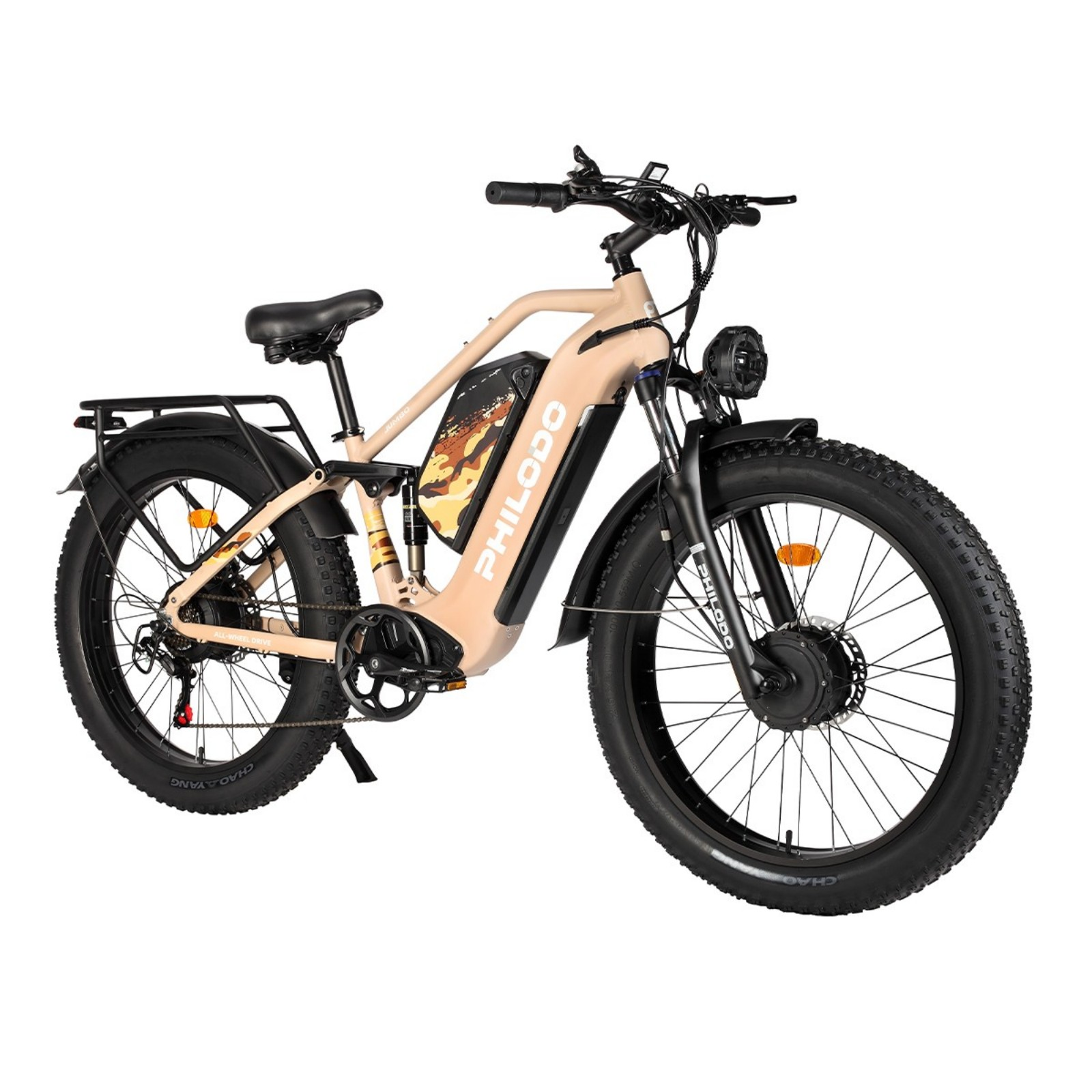 Piaskowa e-fatbike z grubymi oponami, amortyzacją i bagażnikiem.