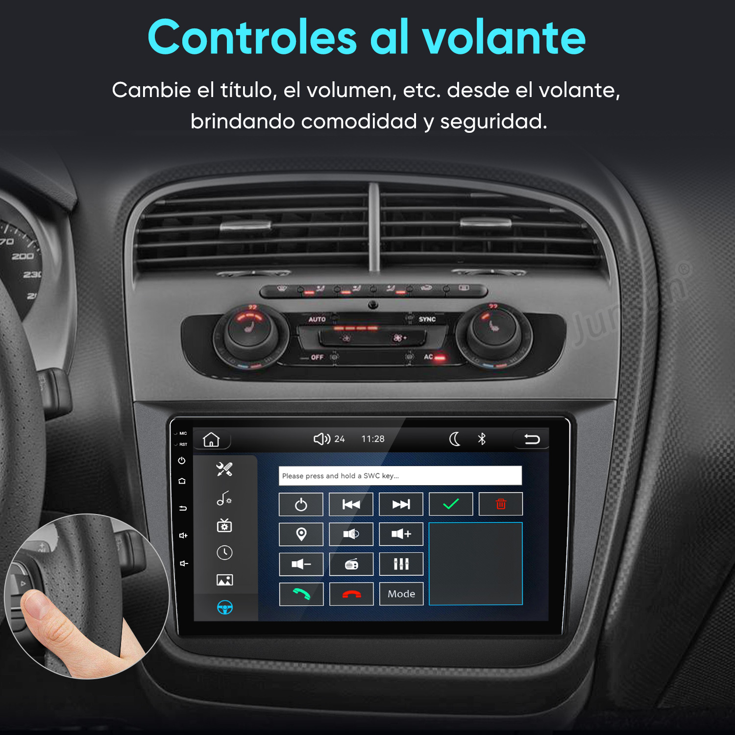 Un dedo presiona un botón en el volante de un coche. El sistema de infoentretenimiento es visible.