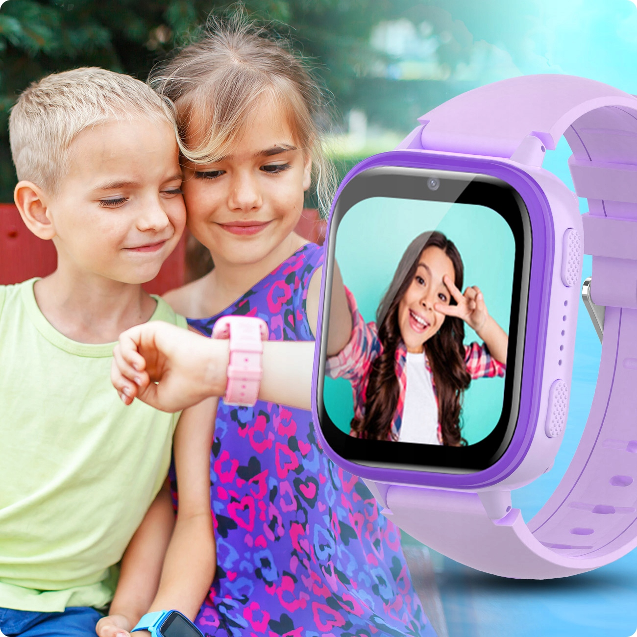 Dwoje dzieci patrzy na smartwatch wyświetlający selfie.