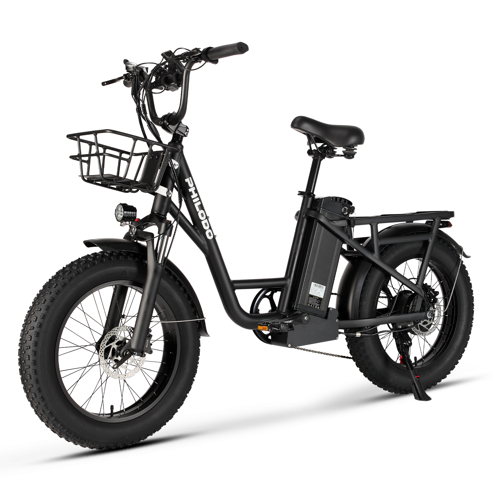 Czarny rower elektryczny typu fat bike z koszykiem z przodu, bagażnikiem z tyłu.