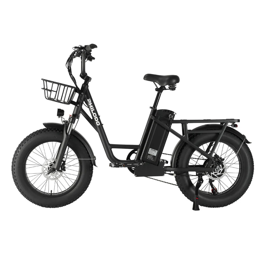 Czarny rower elektryczny typu fatbike z przednim koszykiem i tylnym bagażnikiem.