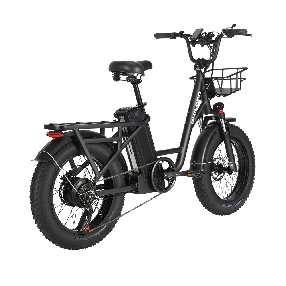 Czarny rower elektryczny typu fat bike z przednim koszem i tylnym bagażnikiem. Białe tło.