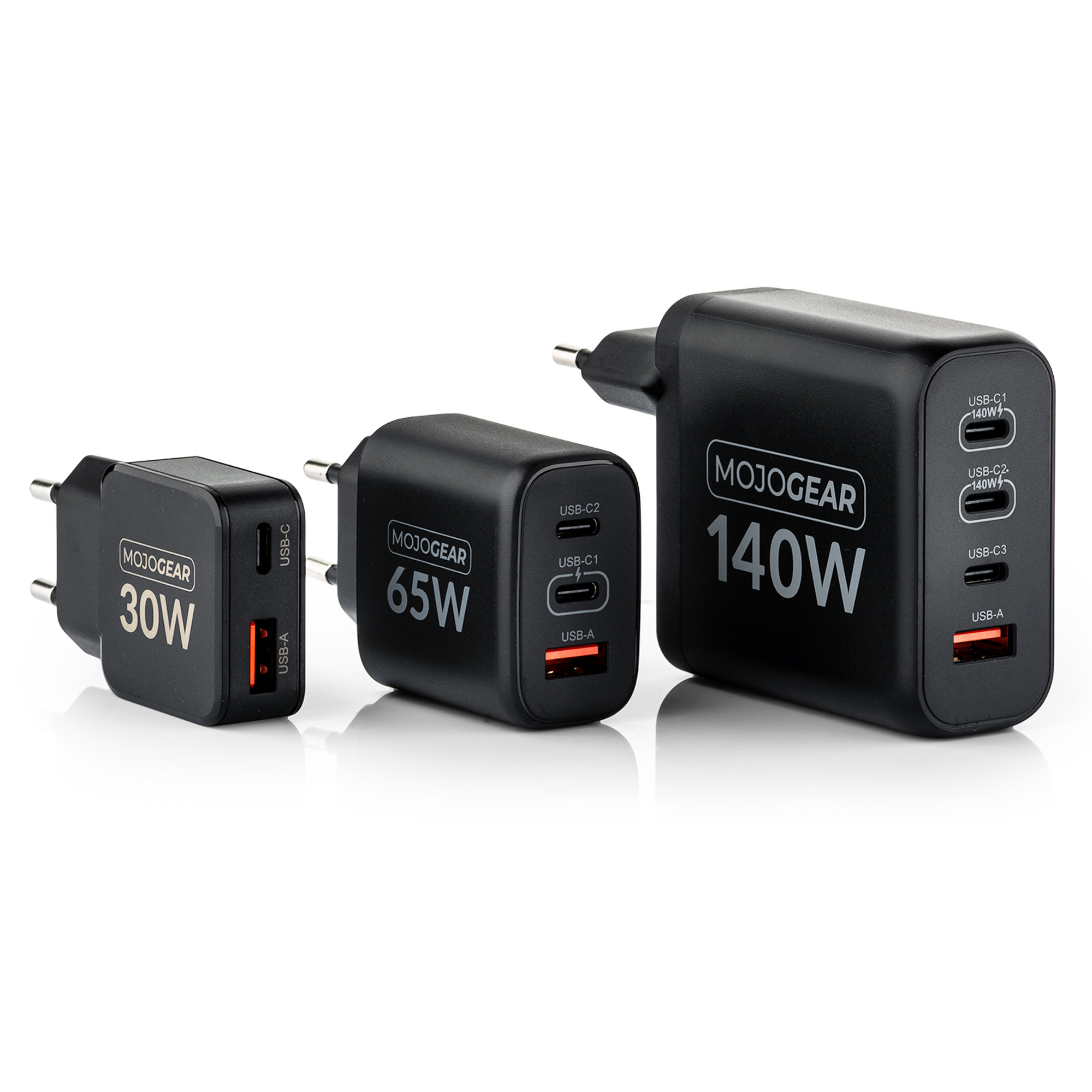Drei schwarze MOJOGEAR-Ladegeräte mit 30W, 65W und 140W. Alle mit USB-C und USB-A Anschlüssen.