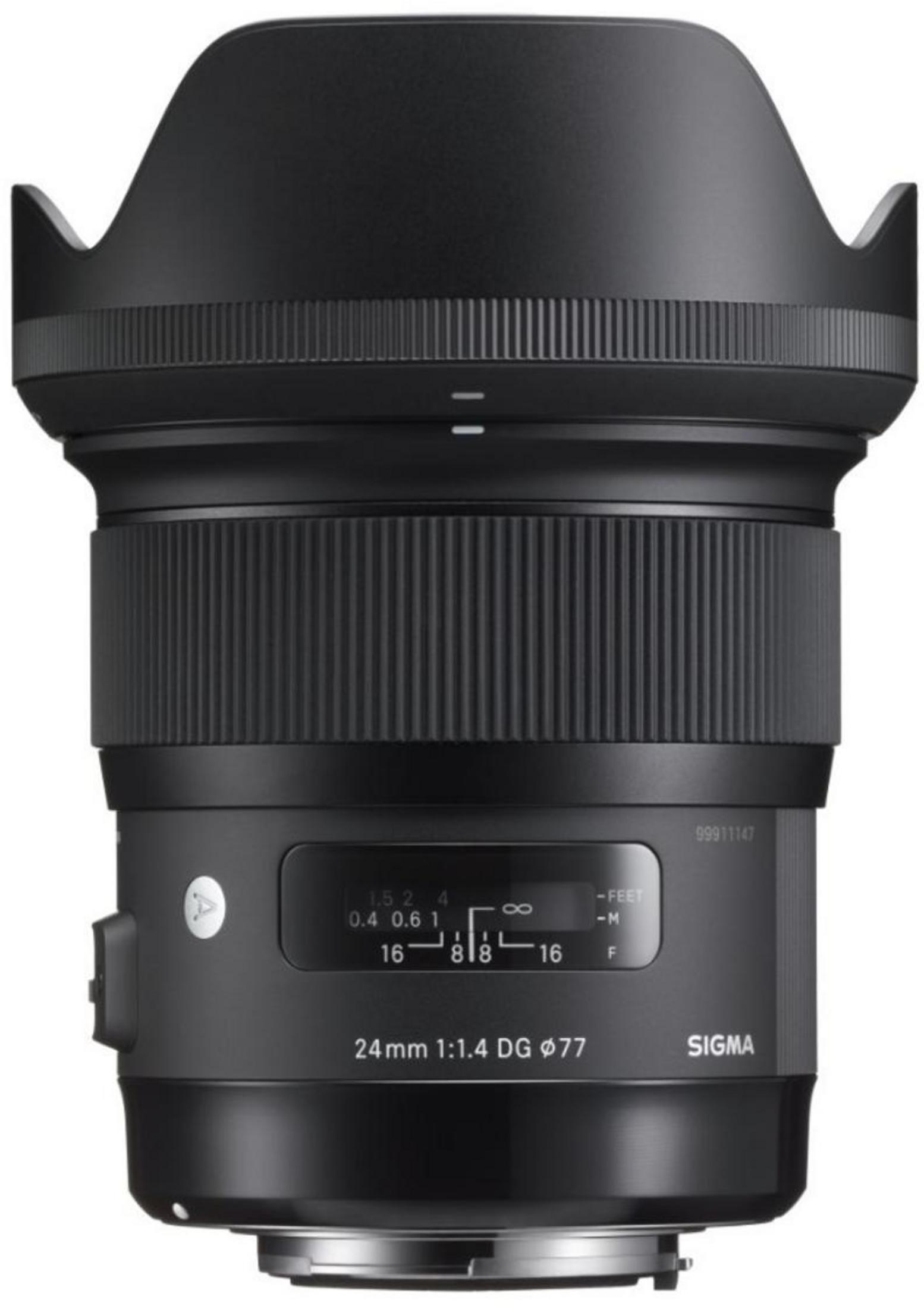 Un objetivo Sigma 24mm 1:1.4 DG negro con parasol y anillo de enfoque/apertura.