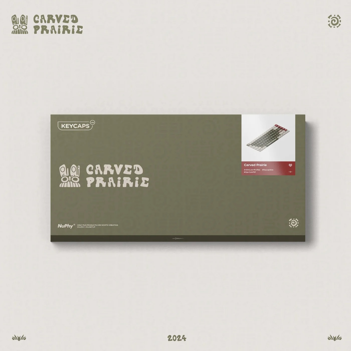 Zielone pudełko z logo "Carved Prairie" i wzorem klawiszy.