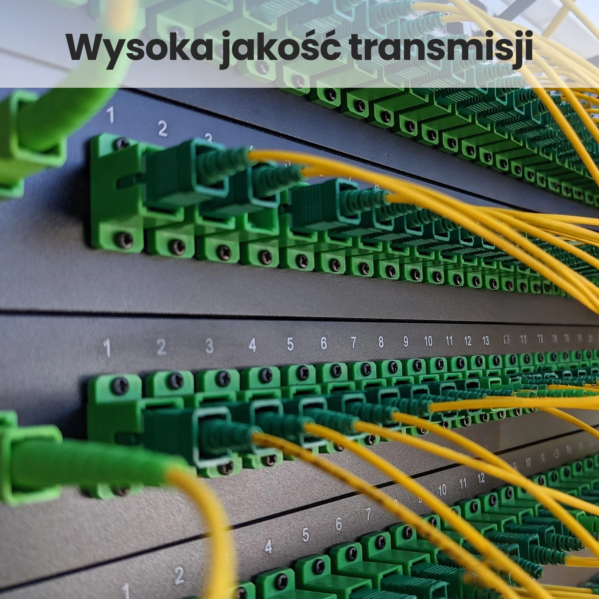 Zbliżenie zielonych złączy światłowodowych z żółtymi kablami, ponumerowanych 1-13.