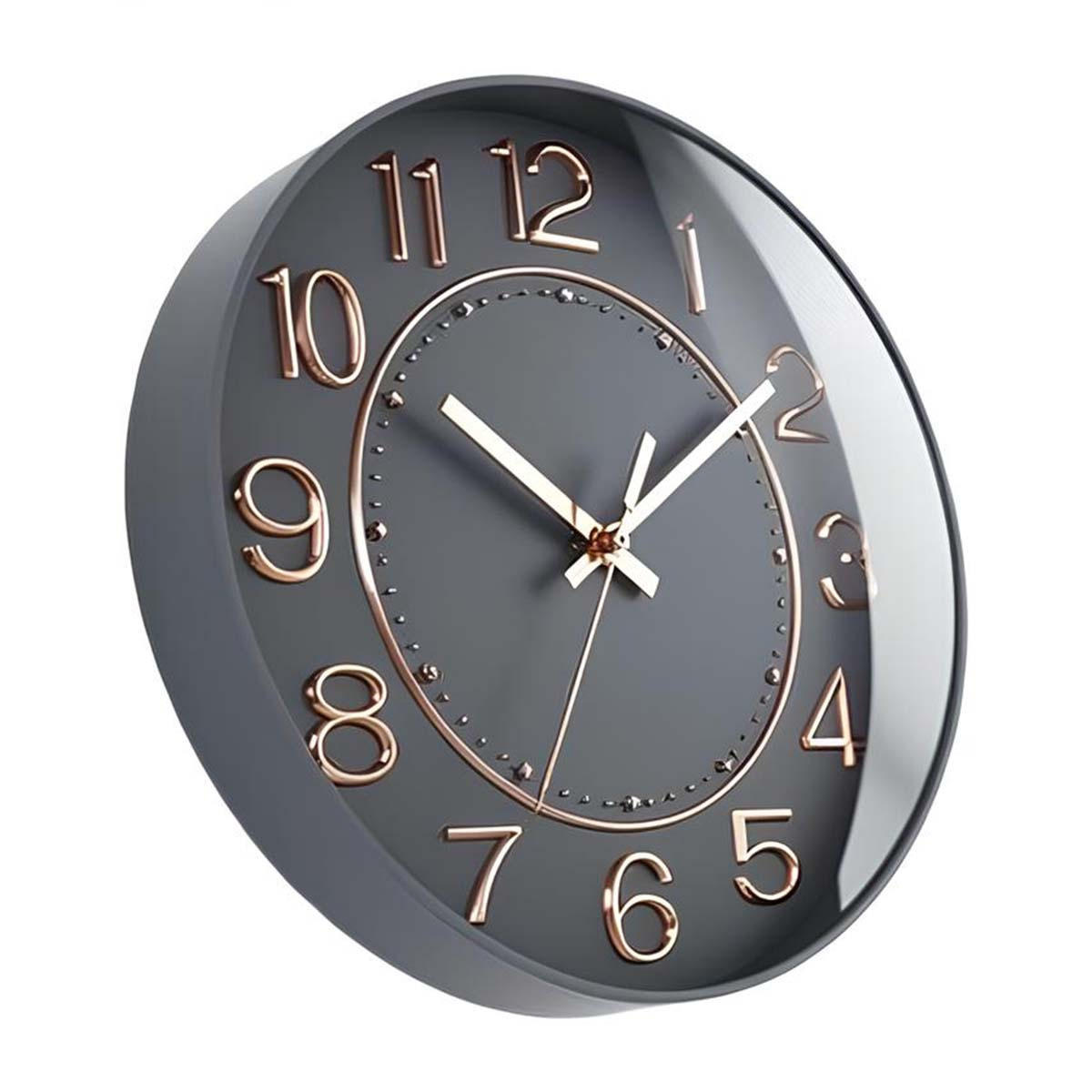 Eine graue Wanduhr mit kupferfarbenen Ziffern und Zeigern.