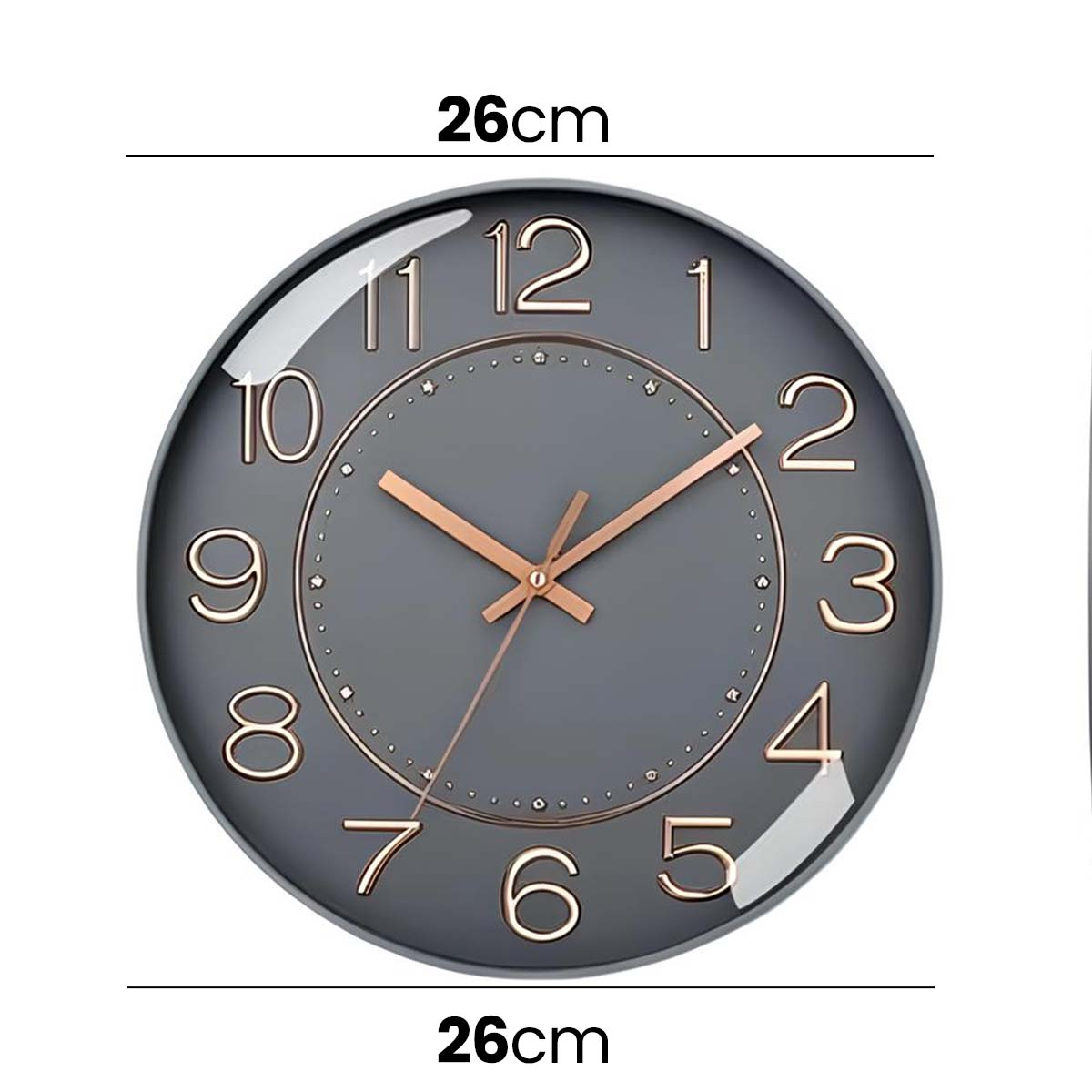 Eine graue Wanduhr mit goldenen Zeigern und Ziffern, 26cm groß.