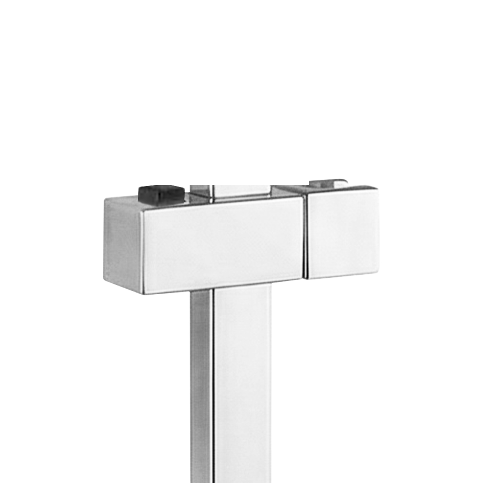 Ein glänzender, silberner Wasserhahn mit einem schwarzen Knopf und zwei silbernen Griffen.
