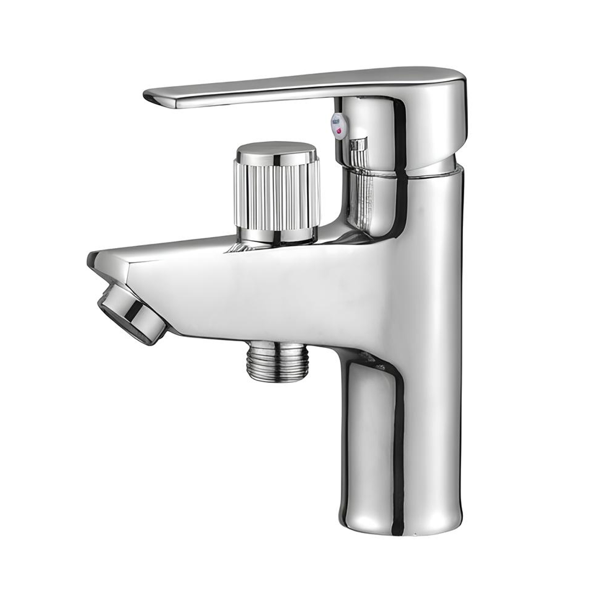 Chrom-Wasserhahn mit gerändeltem Griff und Auslauf. Weiße Hintergrund.
