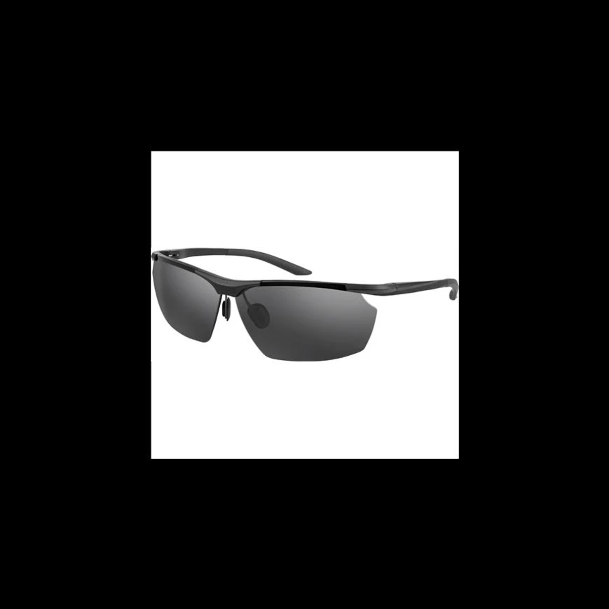 Gafas de sol deportivas negras con lentes grises polarizadas y puente metálico.
