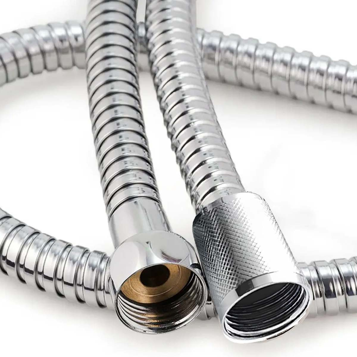 Zwei silberne, flexible Duschschläuche mit Metallgewebe und Schraubanschlüssen.
