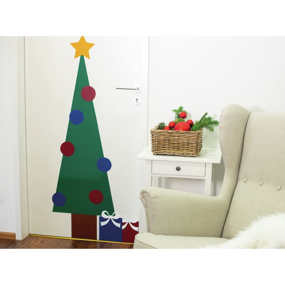 Tür mit aufkleber eines Weihnachtsbaums, Geschenken und einem Sessel.