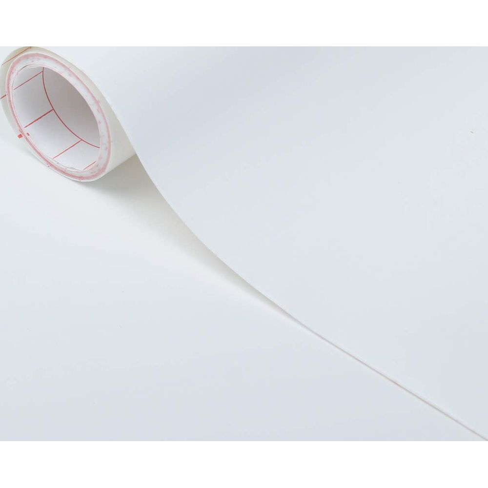 Eine weiße Rolle Papier mit roten Markierungen am Rand, die sich nach rechts krümmt.