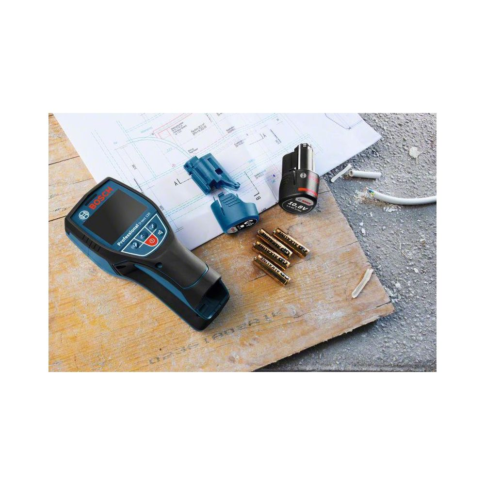 Ein Bosch Detektor, eine 10,8V Batterie, AA-Batterien und Baupläne liegen auf Holz.