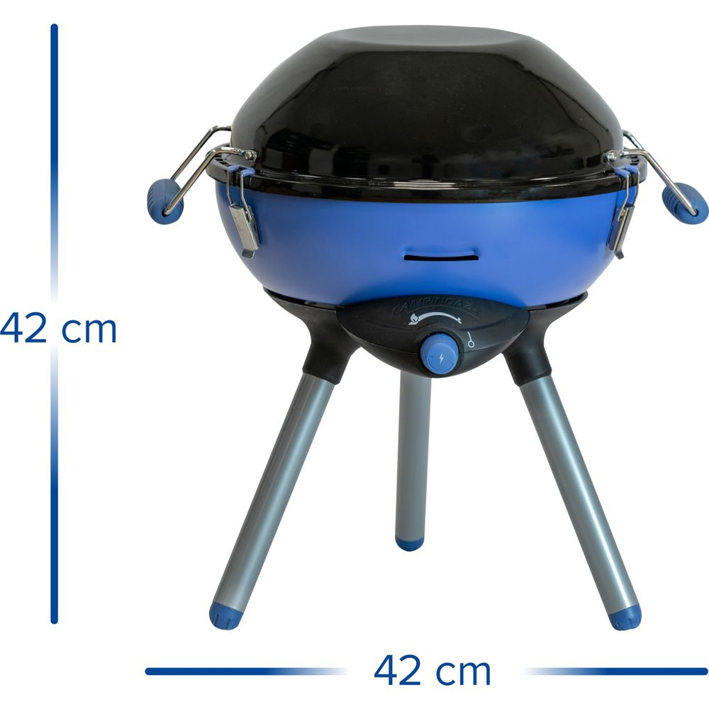 Ein blauer Campinggrill auf drei Beinen mit schwarzem Deckel und silbernen Füßen.
