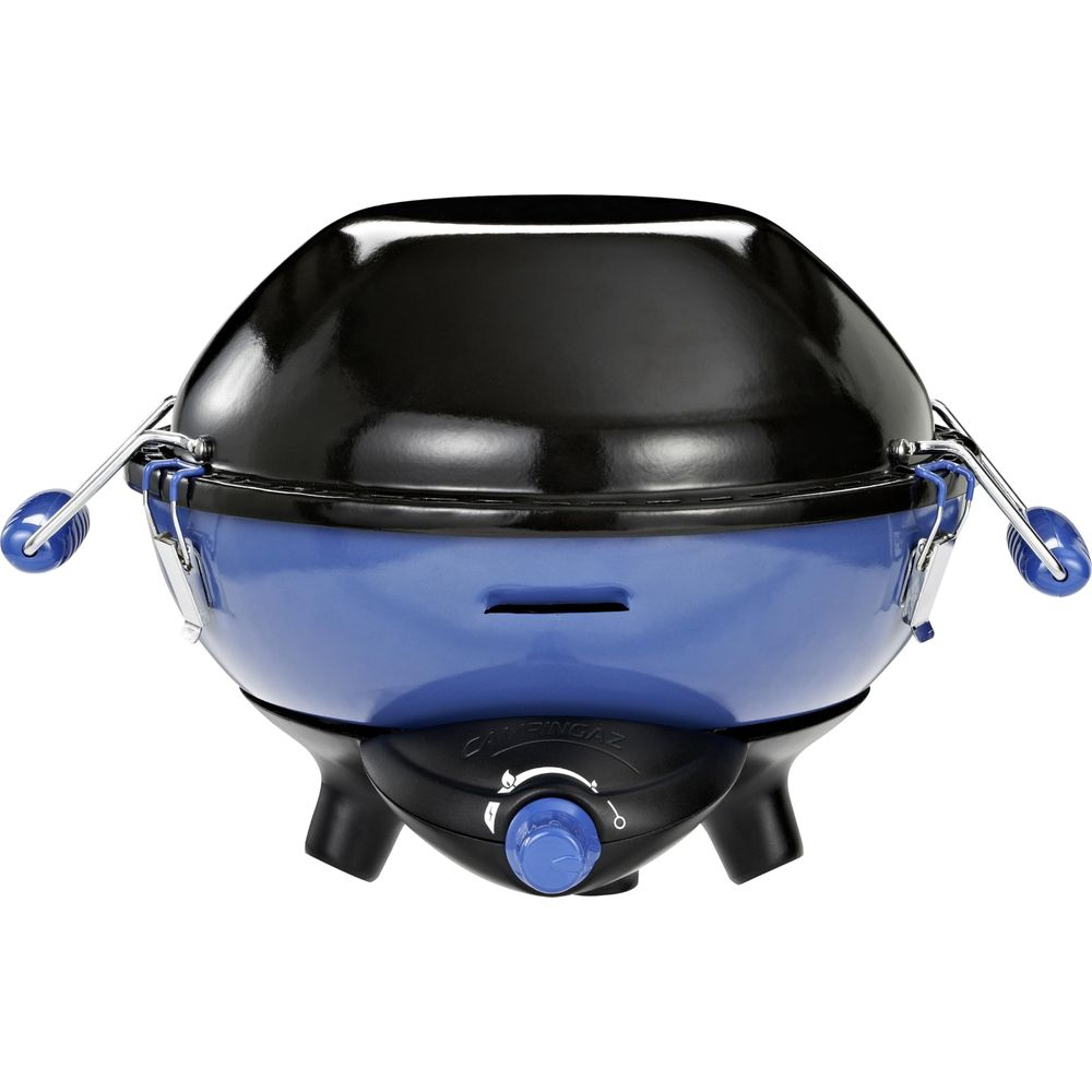 Ein blauer tragbarer Grill mit schwarzem Deckel und silbernen Griffen.