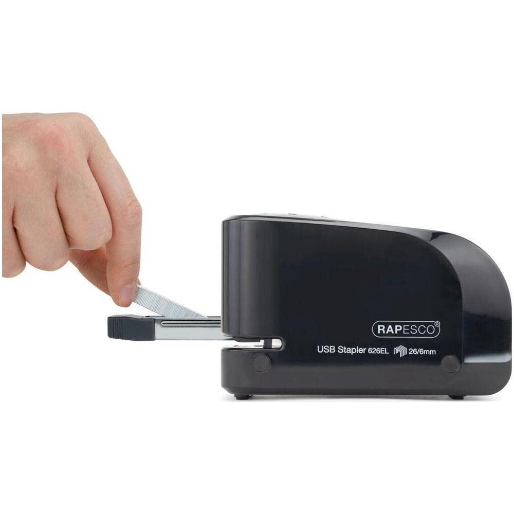 Eine Hand lädt Heftklammern in einen schwarzen USB-Tacker.
